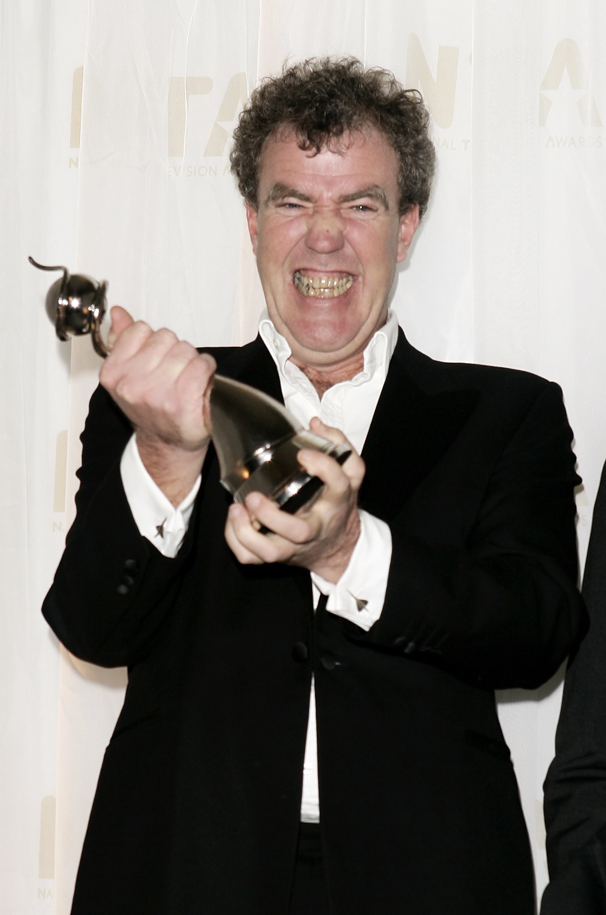 Jeremy Clarkson pose avec le prix du programme factuel le plus populaire pour "Top Gear" le 31 octobre 2006 | Source : Getty Images