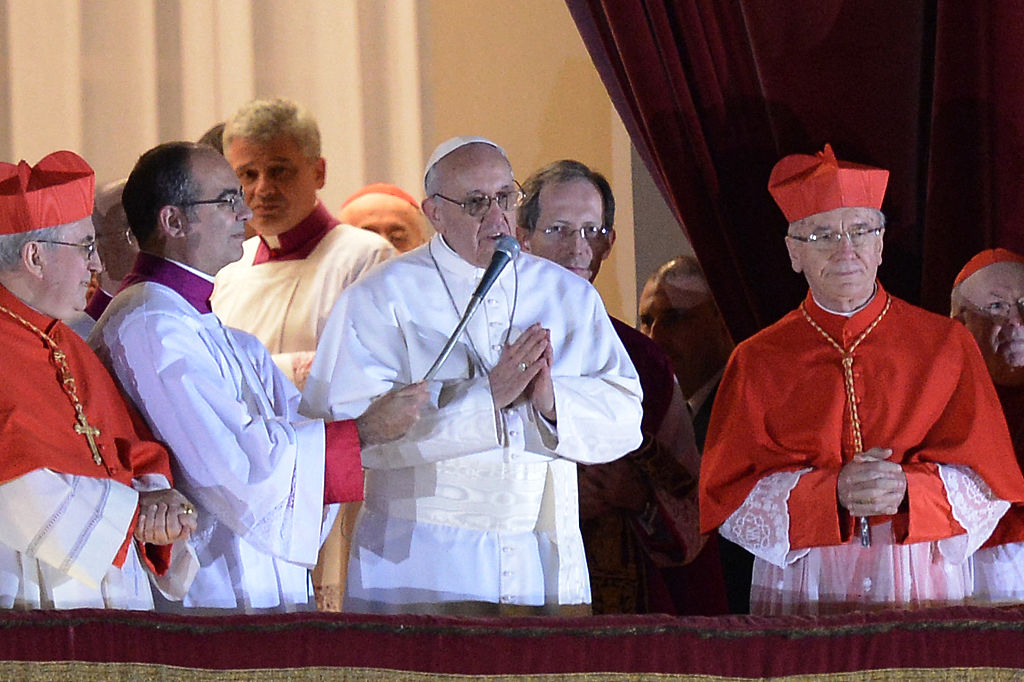 Le cardinal argentin Jorge Bergoglio, élu pape François (C) s'adresse à la foule sur le balcon de la basilique Saint-Pierre après avoir été élu 266e pape de l'Église catholique romaine, le 13 mars 2013 au Vatican.