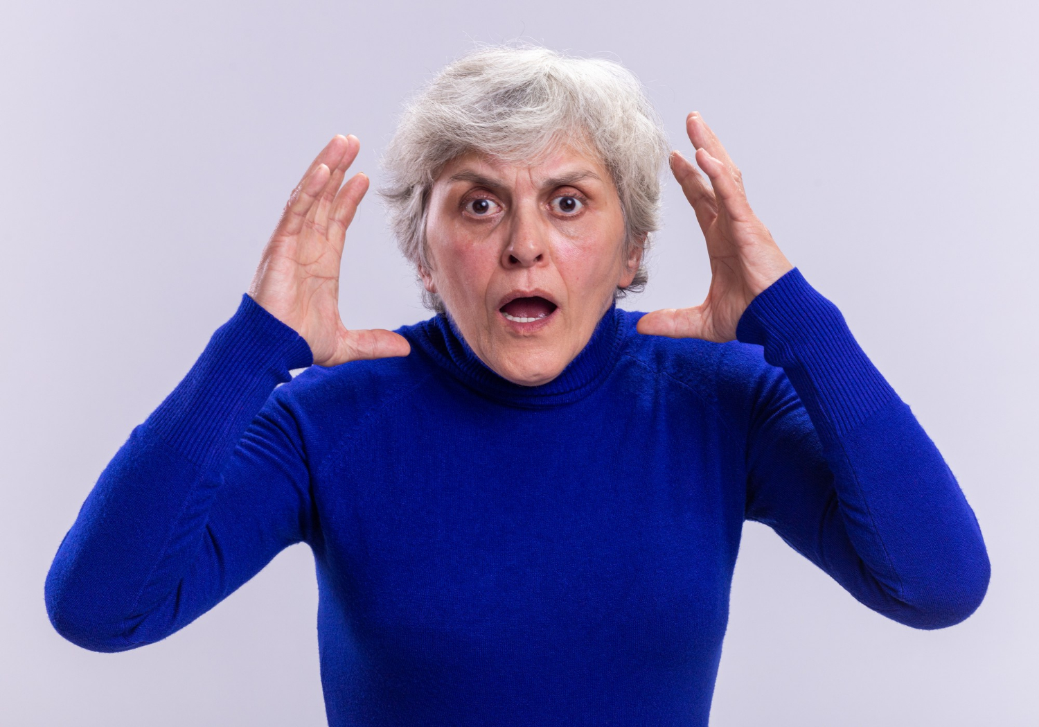 Une femme âgée extrêmement ennuyée | Source : Freepik