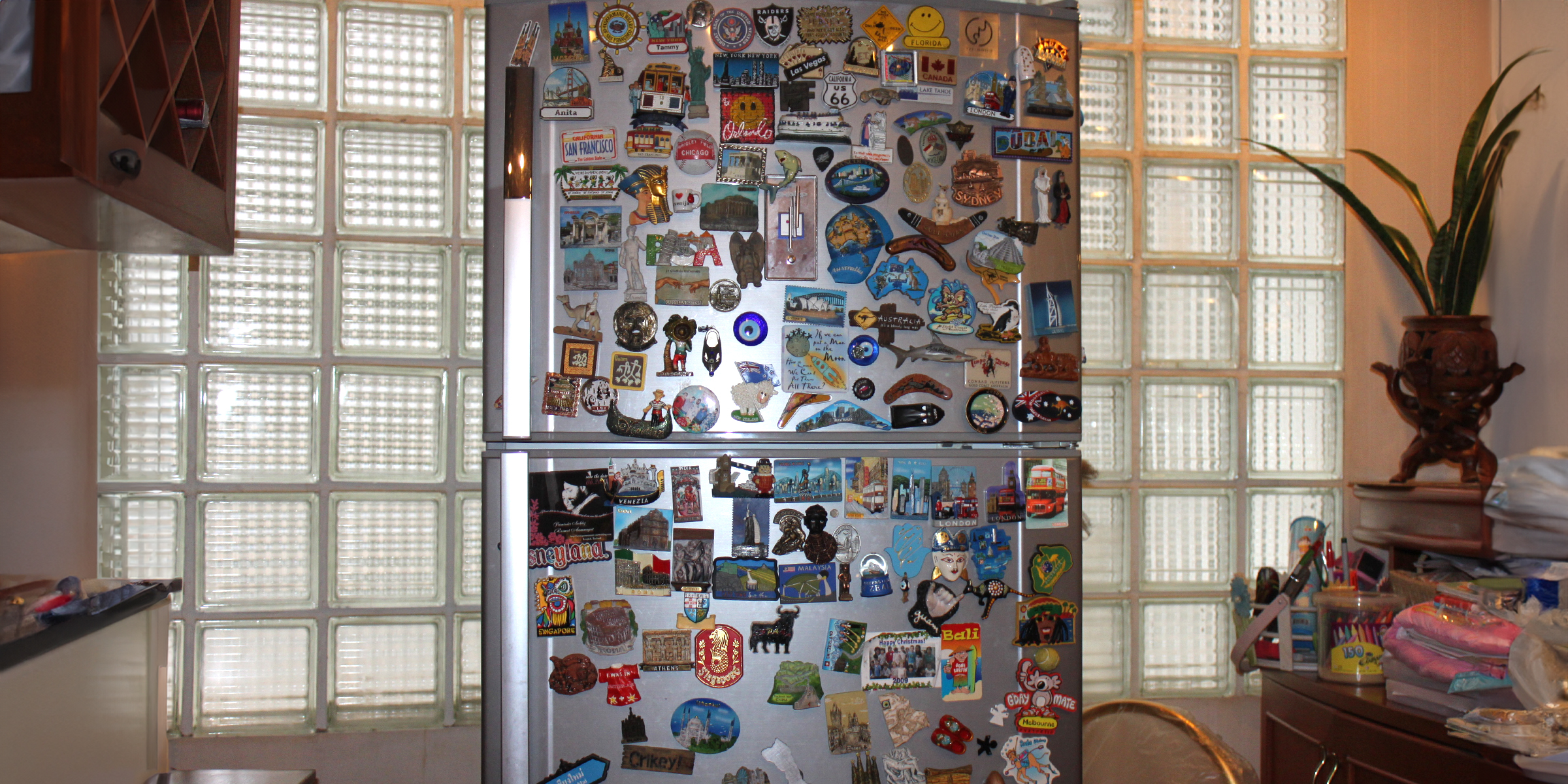 Un réfrigérateur couvert d'aimants | Source : Flickr.com/nist6ss/CC BY-SA 2.0