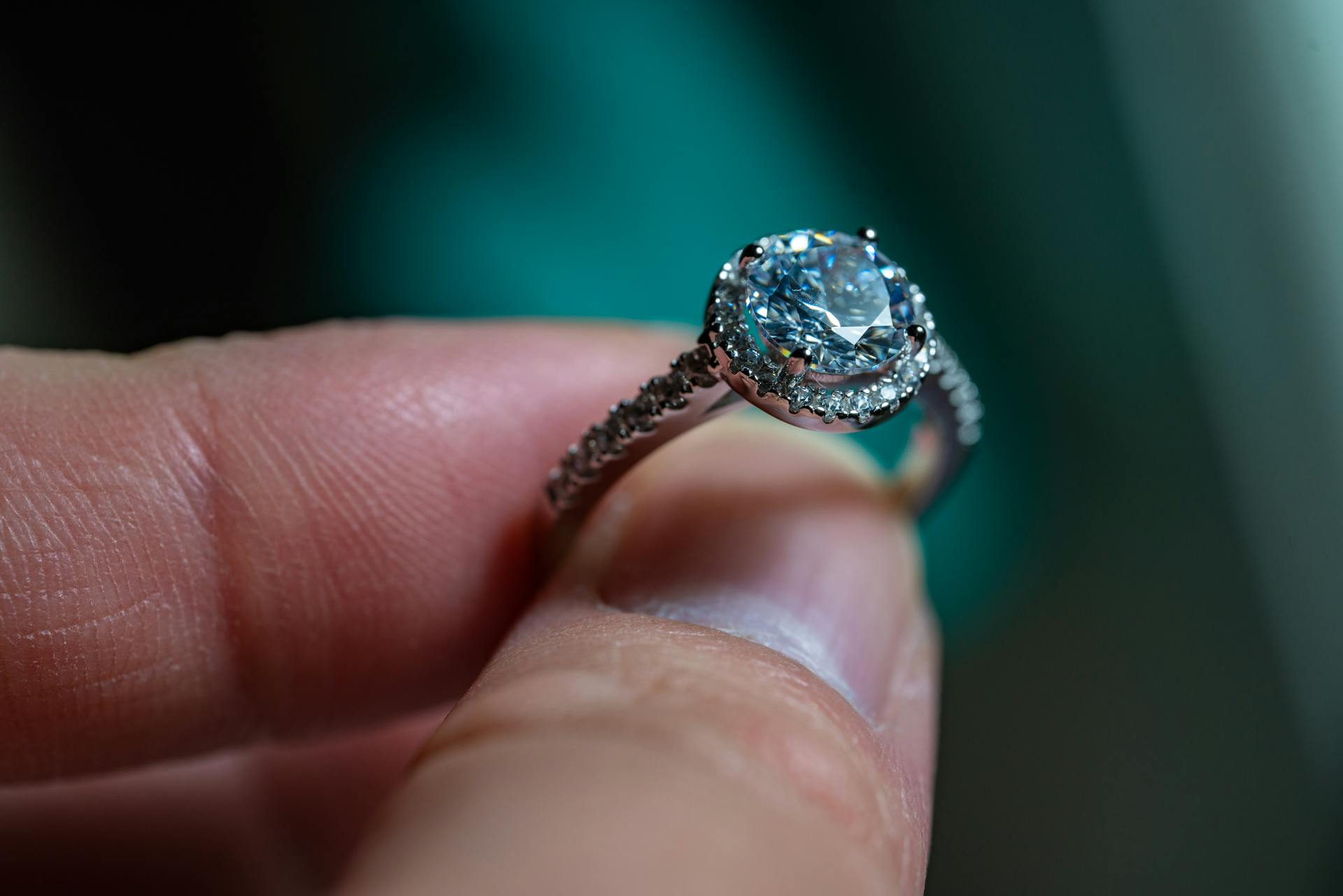 Femme tenant une bague en diamant | Source : Pexels