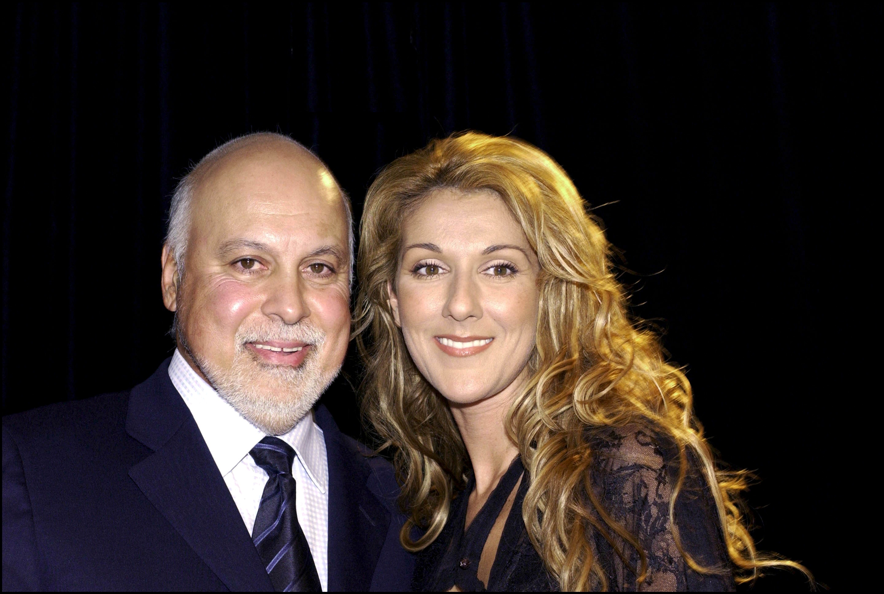 Céline Dion und ihr Ehemann René Angélil enthüllen am 26. September 2002 in Montreal, Kanada, ihren Bronzestern | Quelle: Getty Images