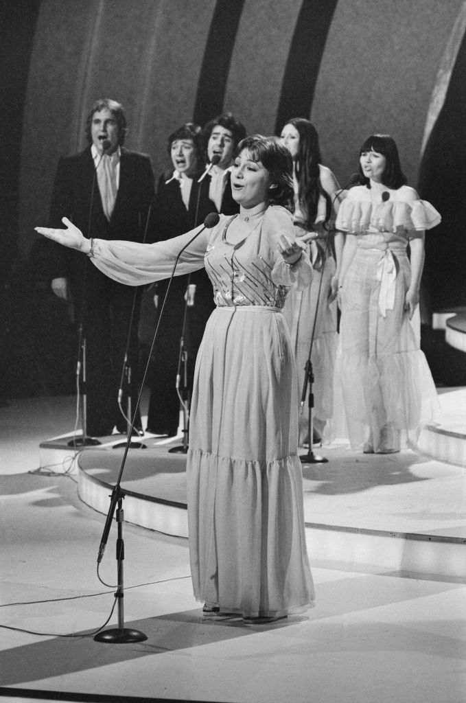 Marie Myriam interprètant sa chanson, "L'Oiseau et l'Enfant", lors du Concours Eurovision au Wembley Conference Centre, Londres, le 7 mai 1977 | Source : Getty Images