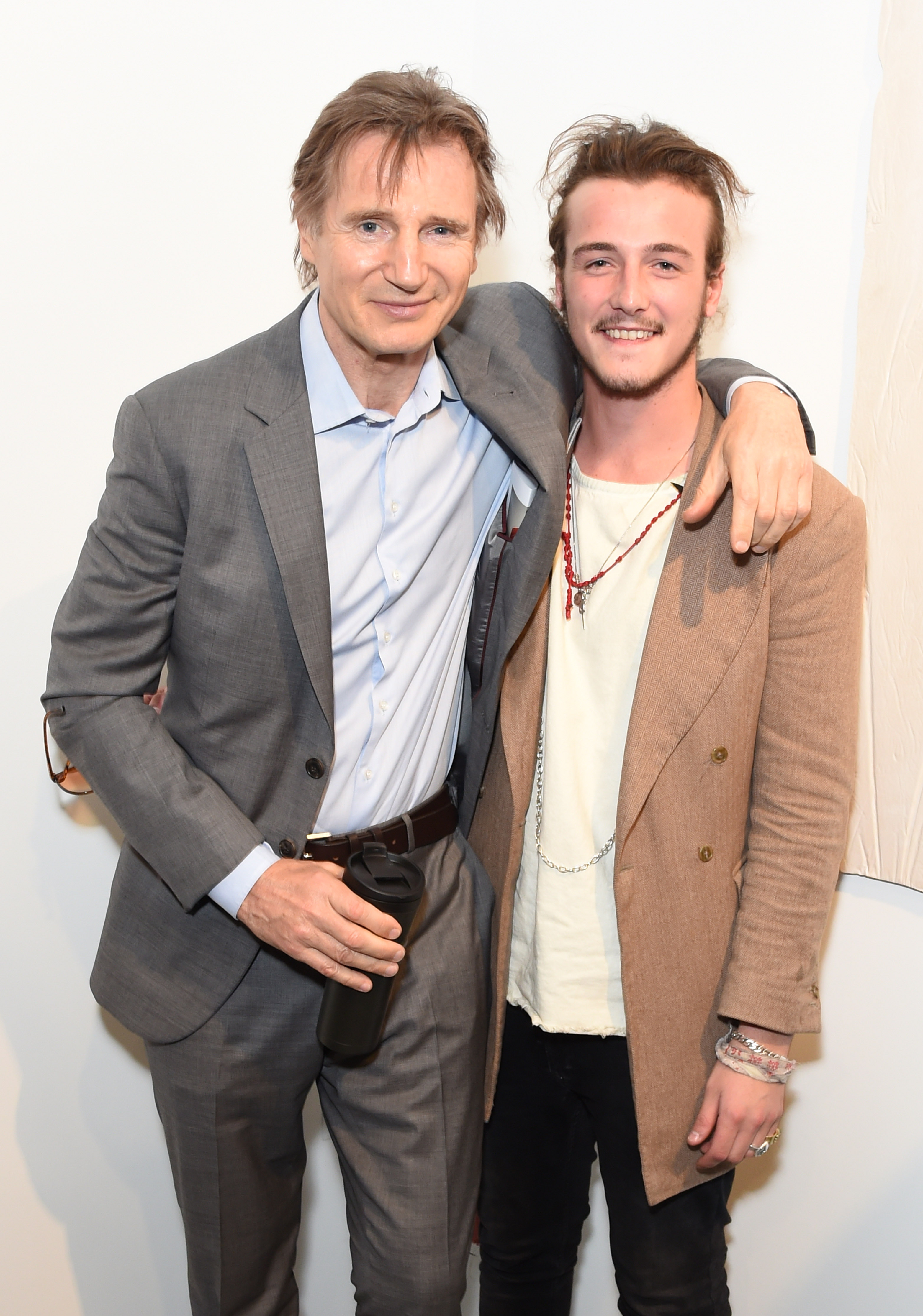 Liam Neeson (L ) et Michael Neeson à la soirée de lancement de Maison Mais Non, alors que Micheal Neeson a lancé une galerie de mode à Soho le 2 juin 2015 à Londres, Angleterre | Source : Getty Images