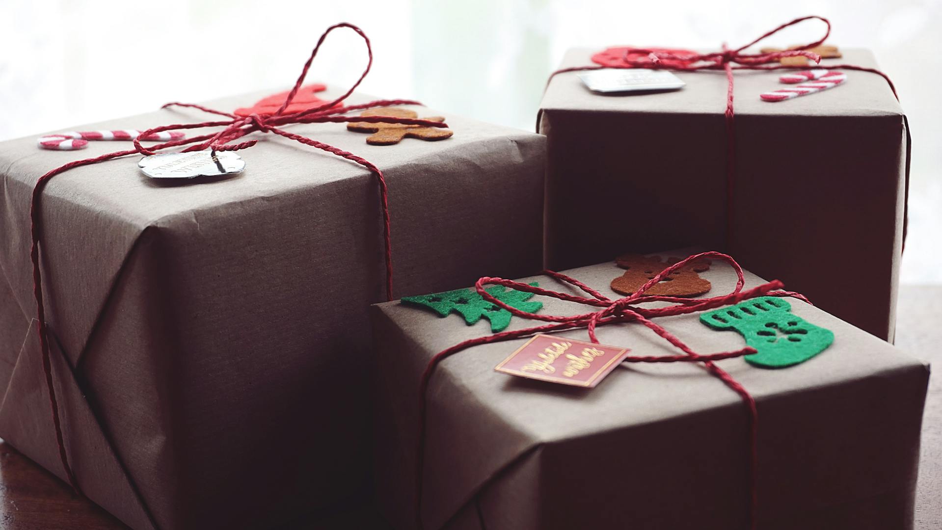 Des cadeaux de Noël soigneusement emballés | Source : Pexels