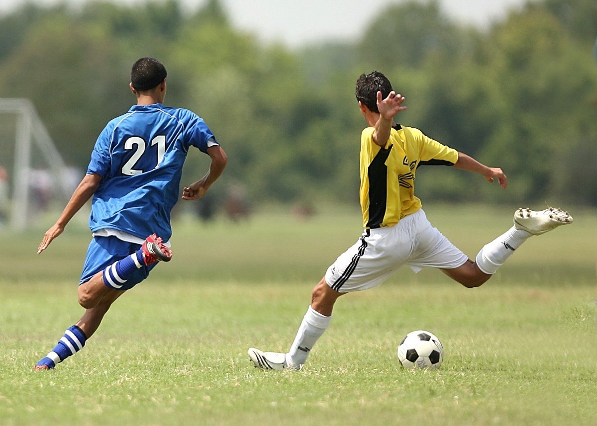 Des jeunes qui jouent au football. | Image : PxHere