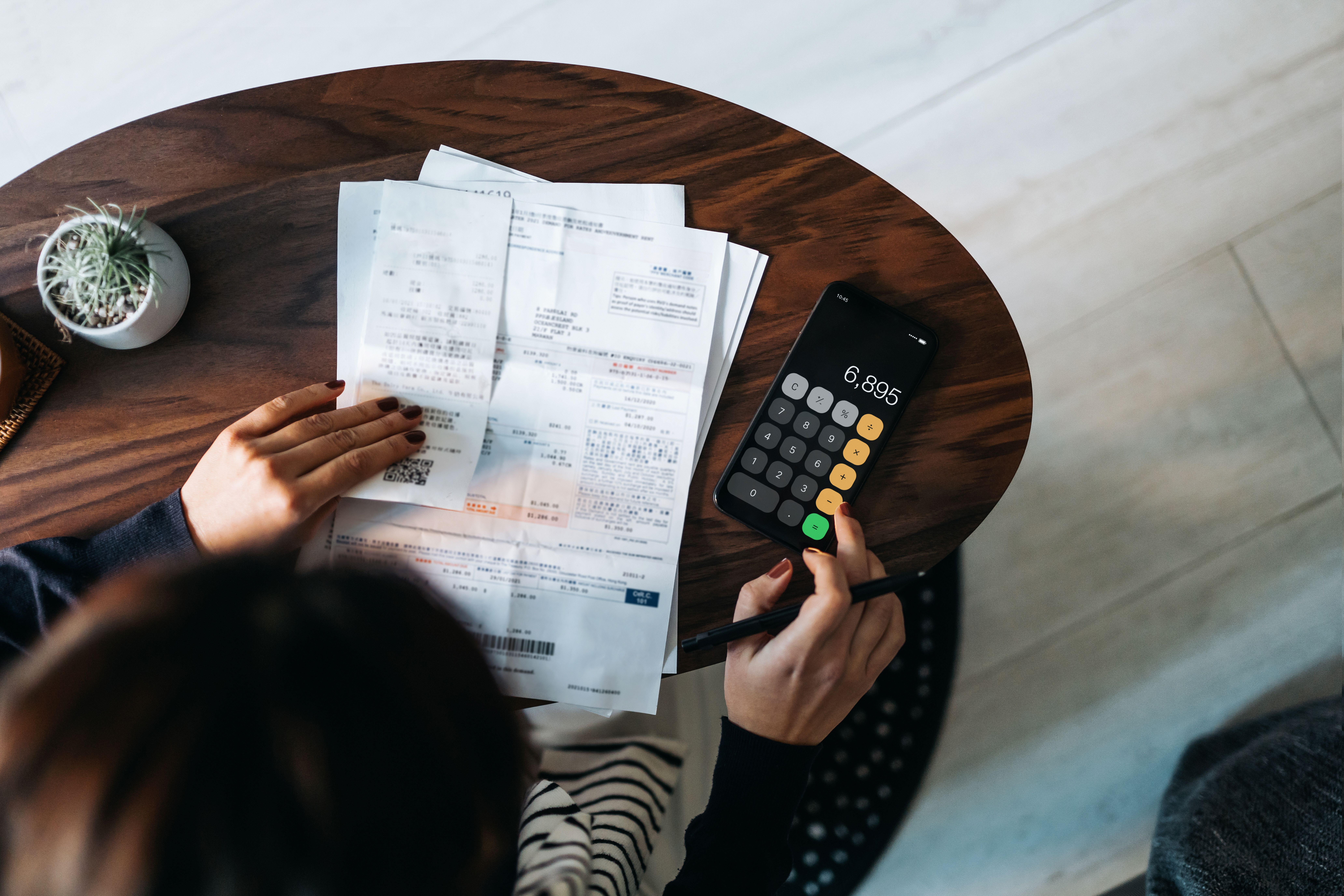 Une personne qui calcule les factures | Source : Getty Images
