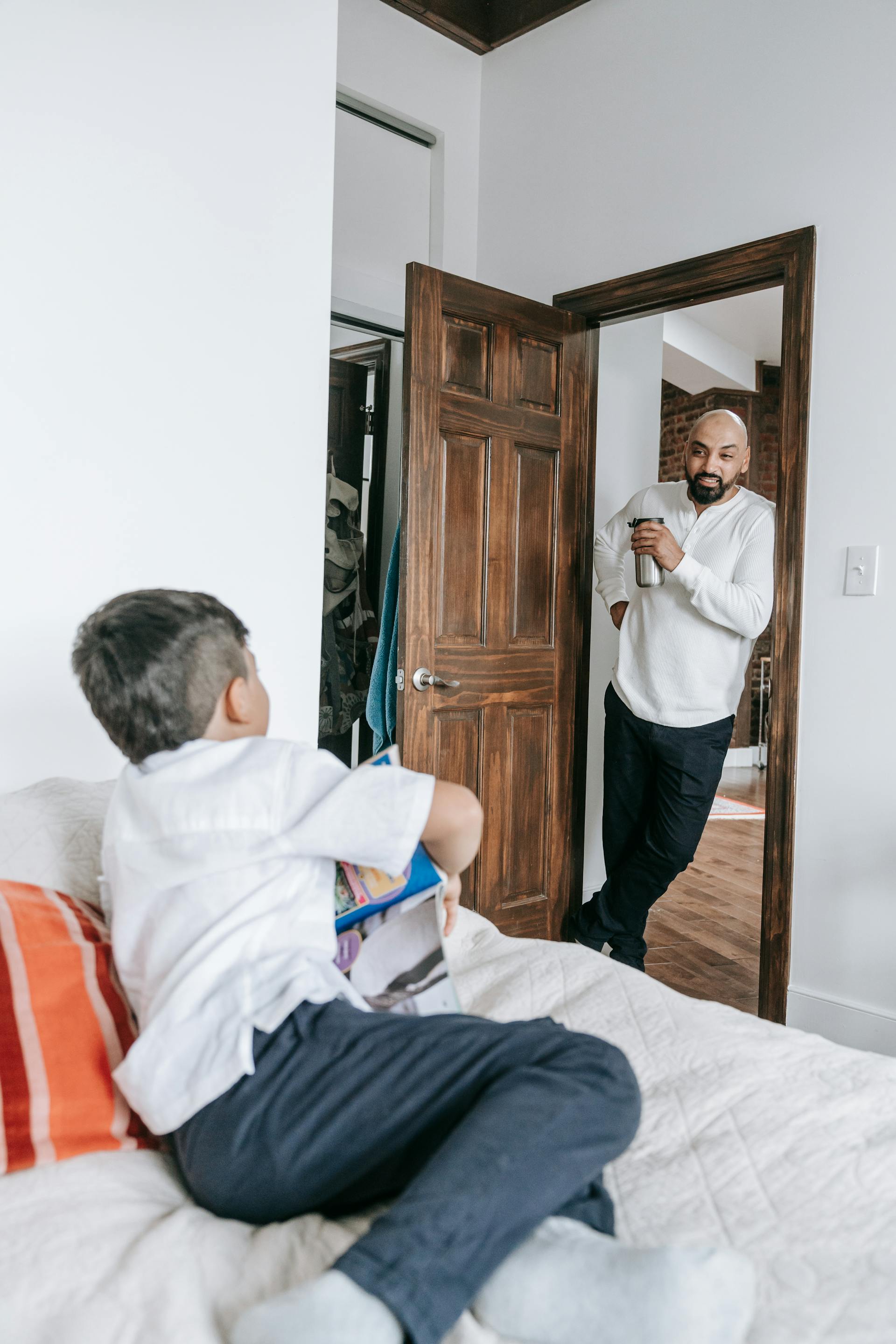 Un père qui parle à son petit fils à la maison | Source : Pexels