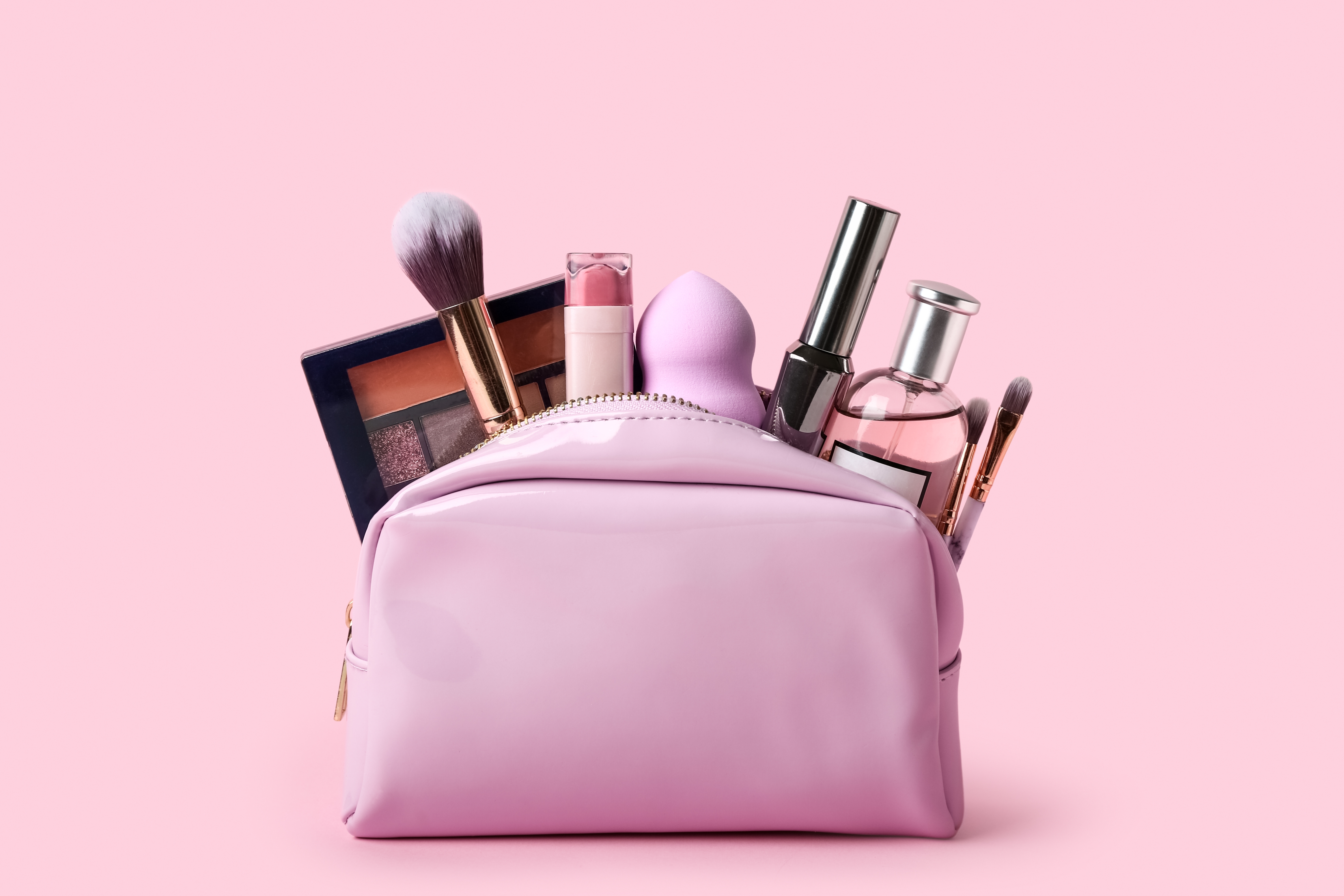Une trousse de maquillage rose remplie de produits de beauté | Source : Shutterstock