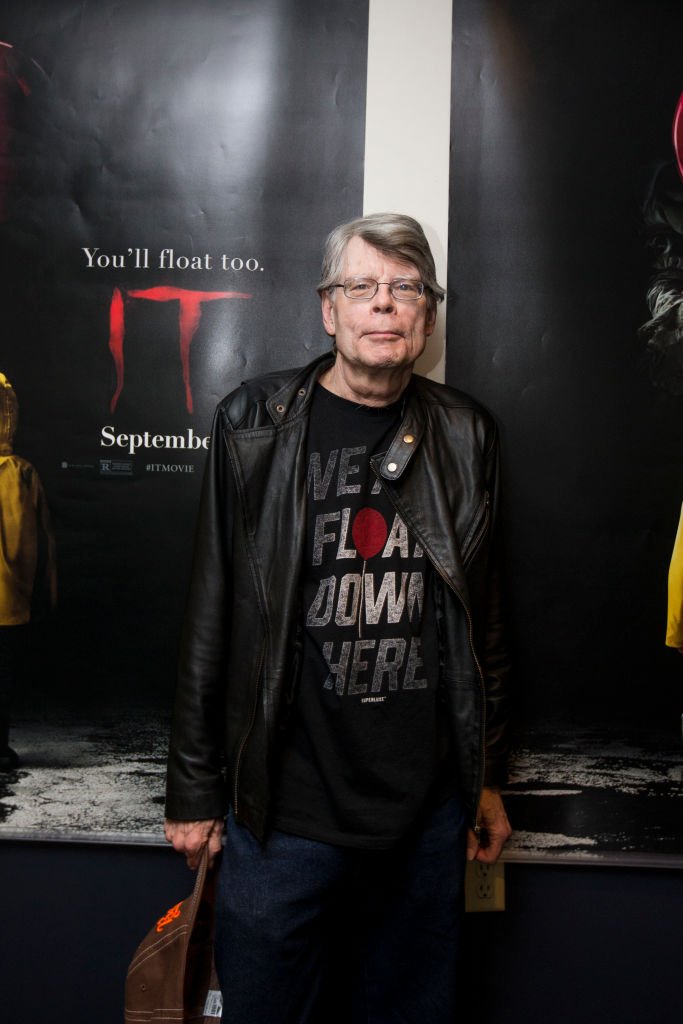 Stephen King devant une affiche du film "Ça". l Source : Getty Images
