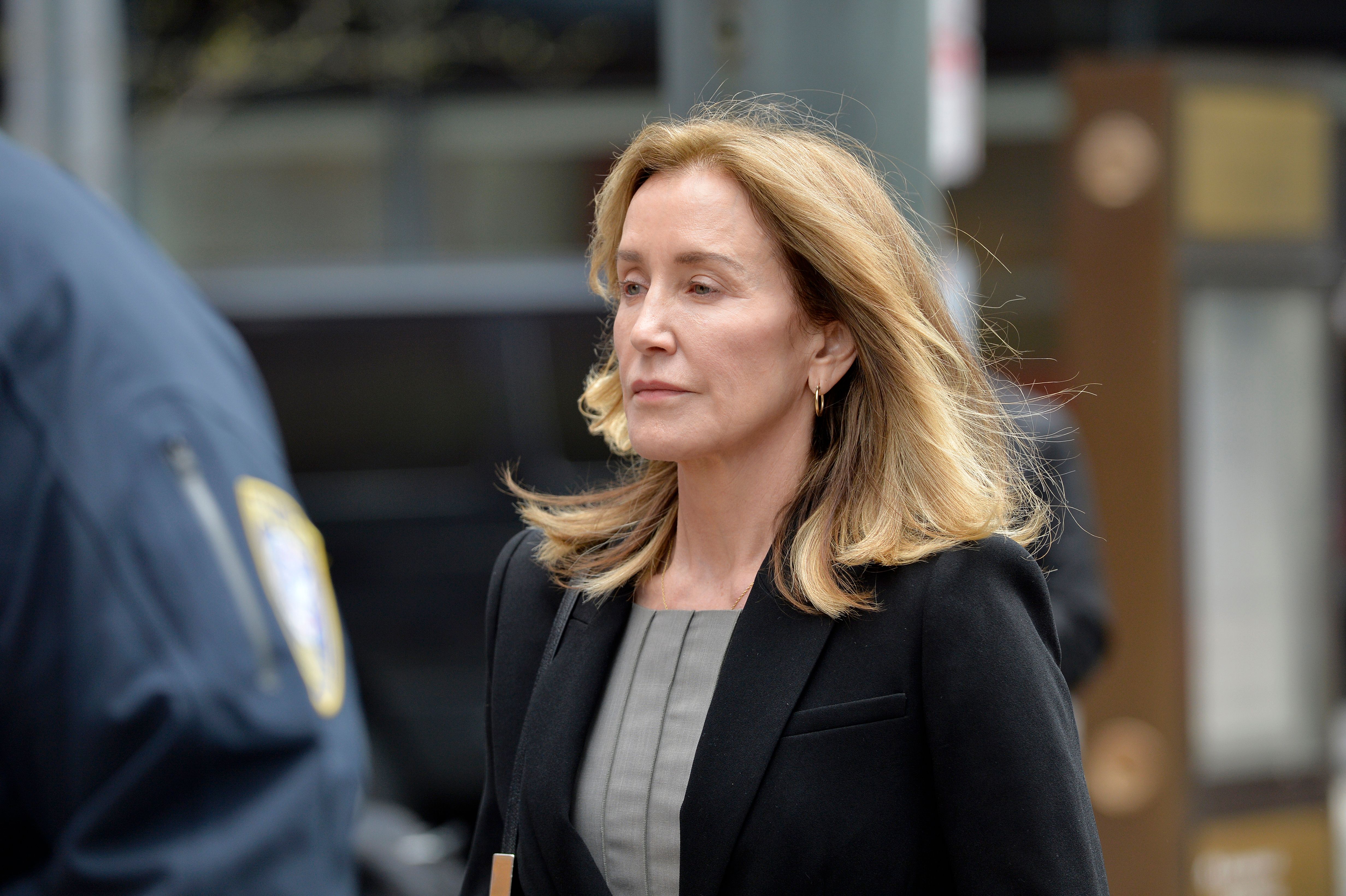 Felicity Huffman est escortée par la police au tribunal le 13 mai 2019 à Boston, Massachusetts. | Source : Getty Images