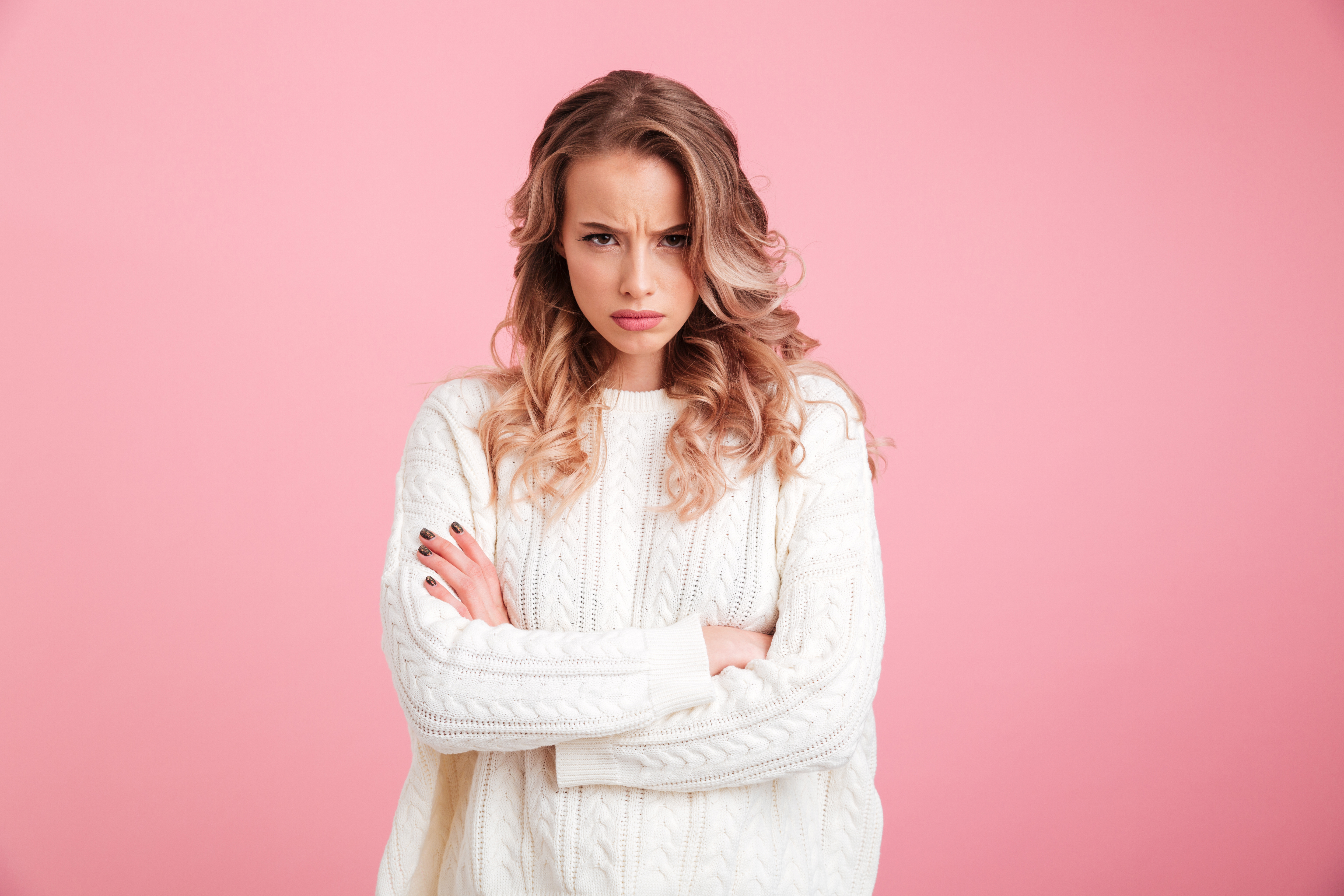 Une fille en colère avec les bras croisés | Source : Shutterstock