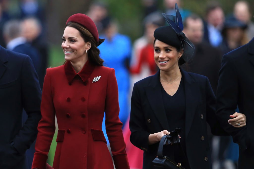 Catherine, la duchesse de Cambridge et Meghan, la duchesse de Sussex arrivent pour assister au service religieux du jour de Noël à l'église Ste Marie-Madeleine dans le domaine de Sandringham. | Photo : Getty Images