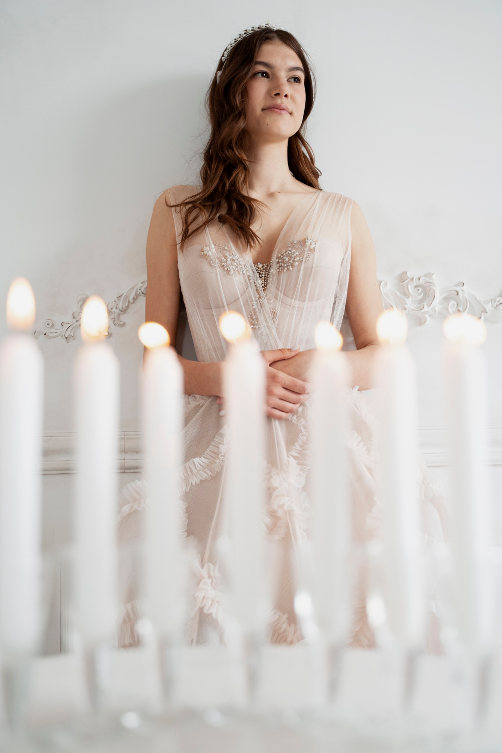 Une fille portant une robe rose tendre | Source : Freepik