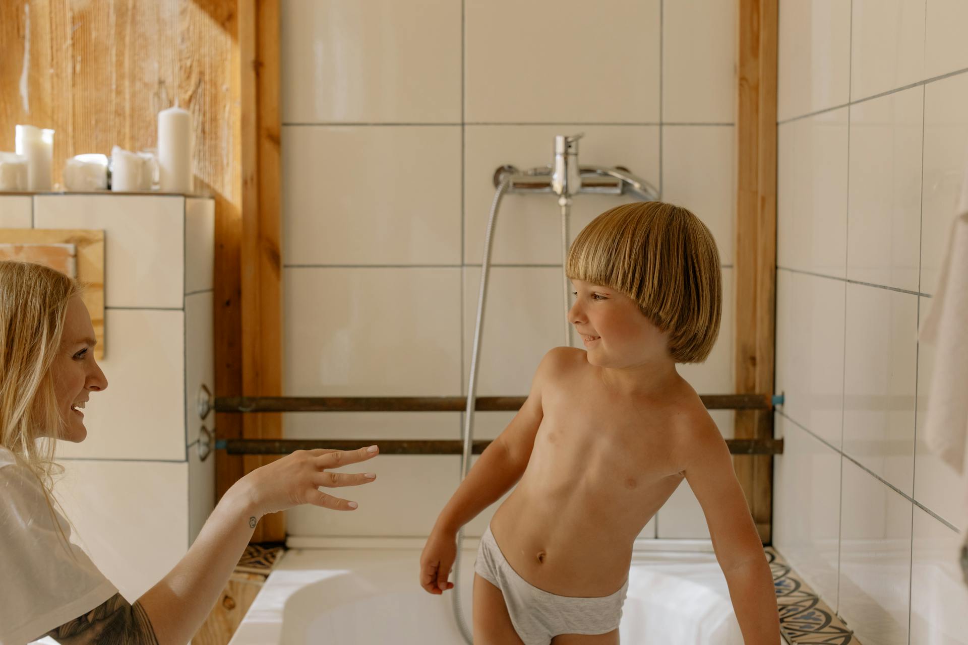 Une maman avec son fils dans la salle de bain | Source : Pexels