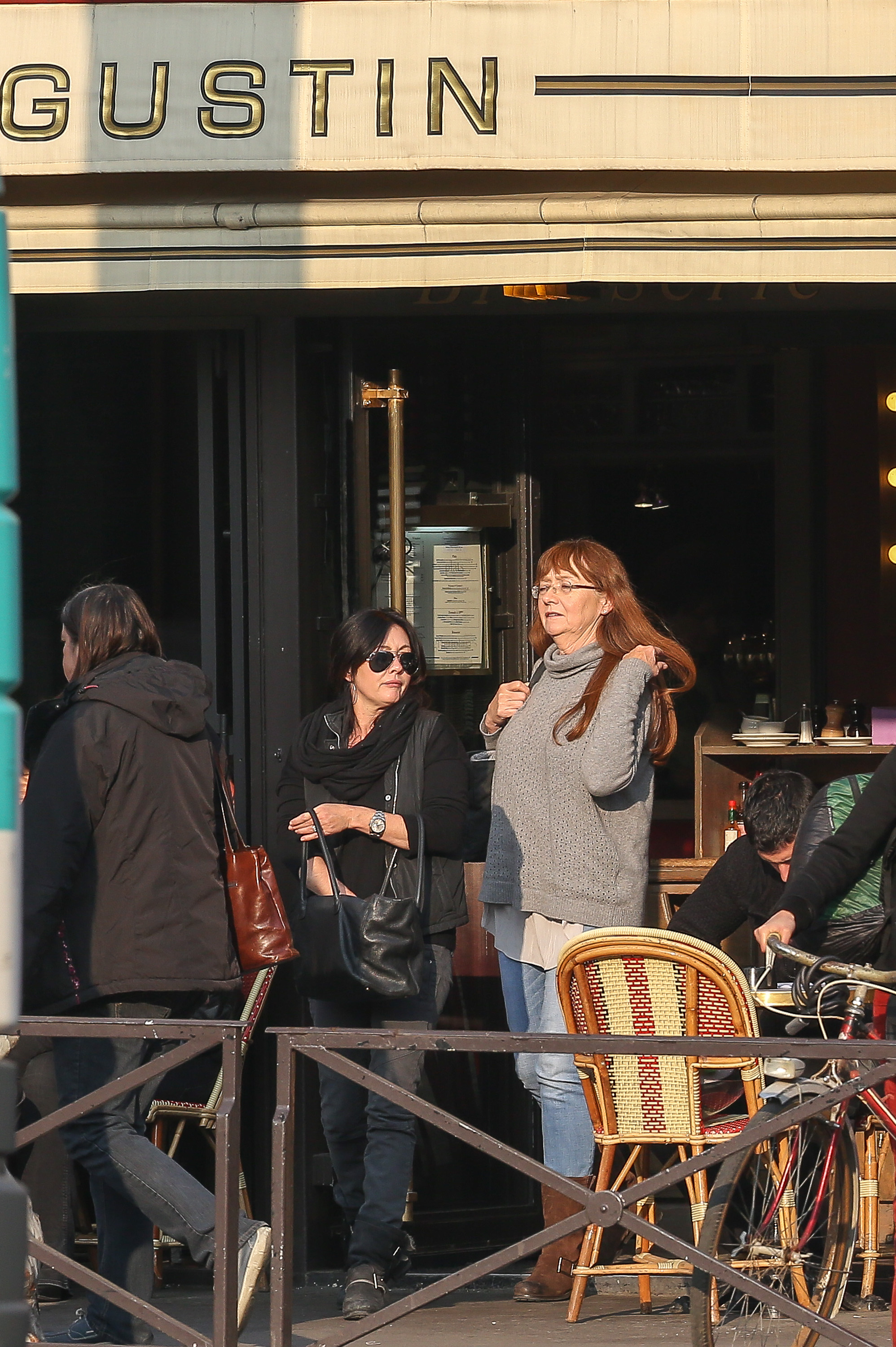 Shannen Doherty et sa mère Rosa Doherty sont vues quittant le restaurant 'Saint Augustin' le 13 mars 2014, à Paris, France | Source :  Getty Images