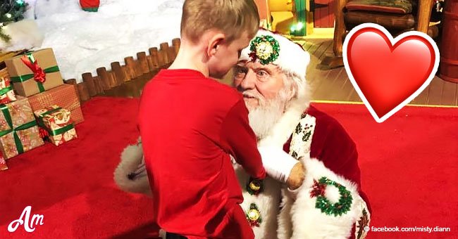 Ce père Noël s’est assis par terre quand il a entendu un garçon aveugle autiste qui voulait le rencontrer