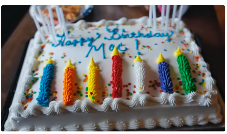 Le gâteau de Mac Sinise sur une vidéo datée du 22 février 2024 | Source : Youtube/@macsinise7489