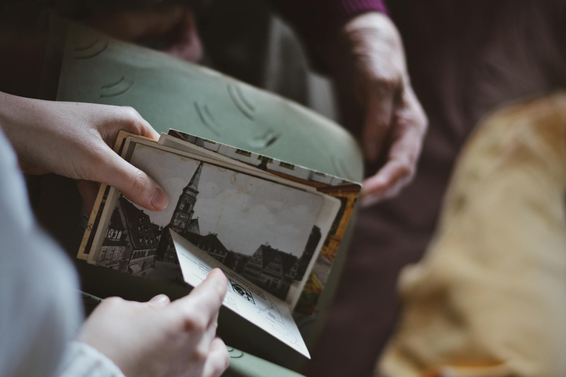 Une femme tenant de vieilles photographies | Source : Pexels