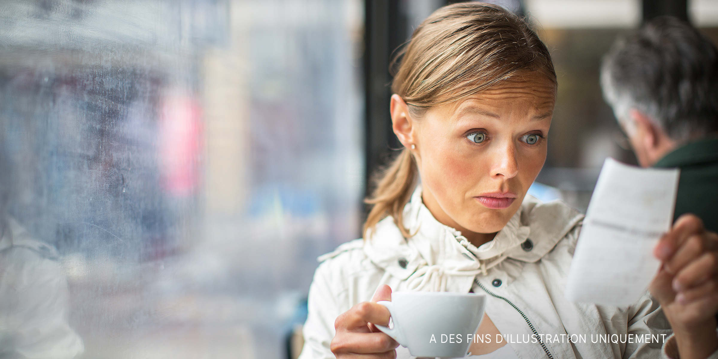 Une femme choquée par le montant de sa facture | Source : Shutterstock