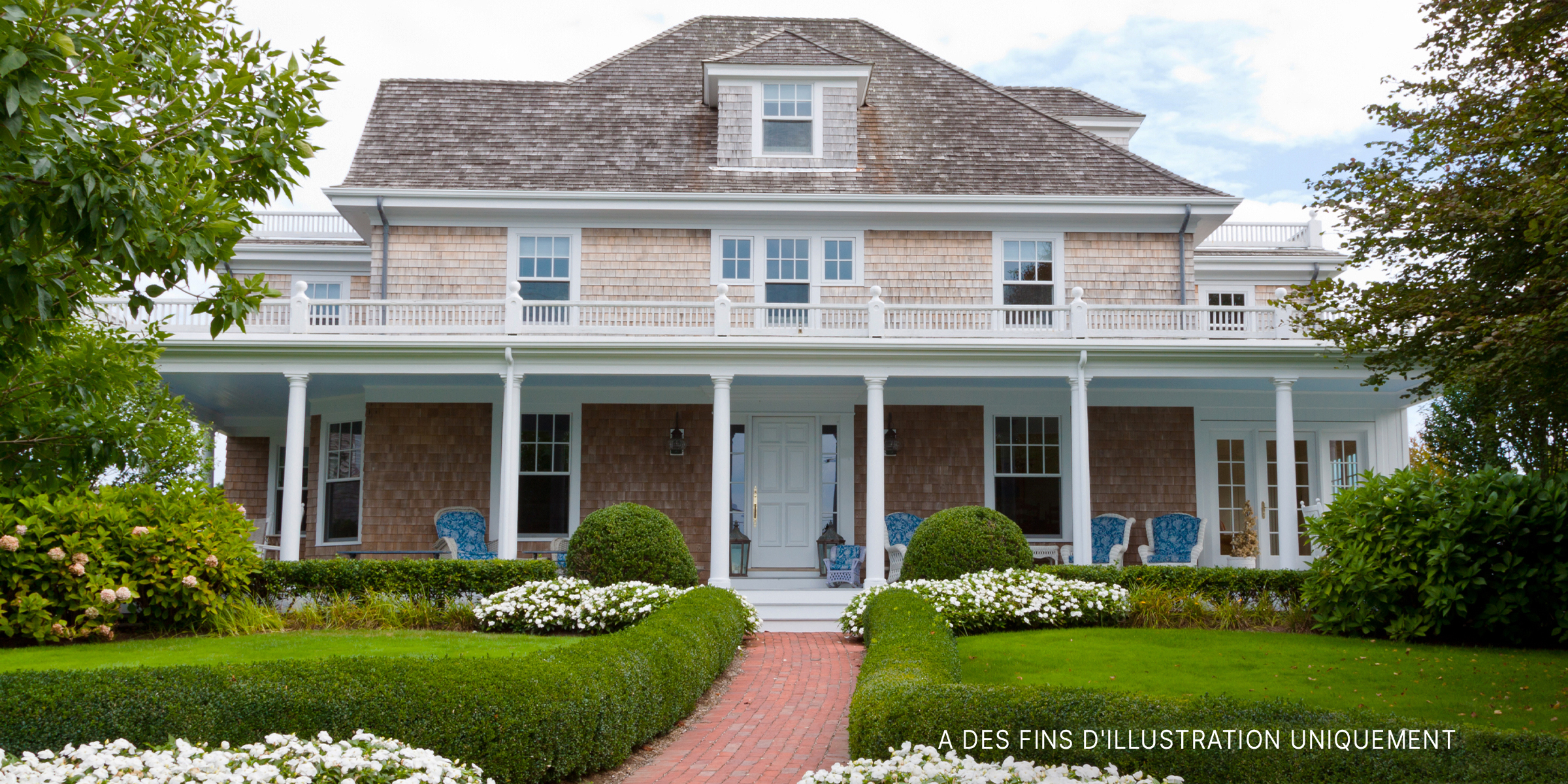 Une grande maison avec une belle cour d'entrée. | Source : Getty Images