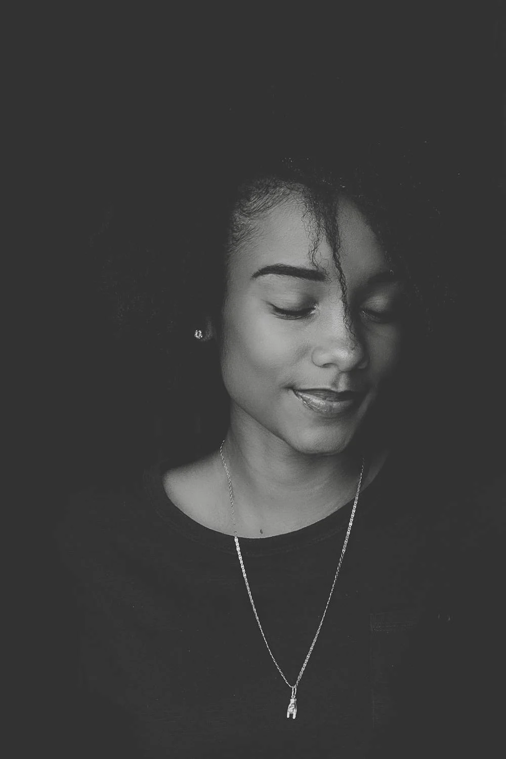 Une femme modeste et souriante | Source : Pexels