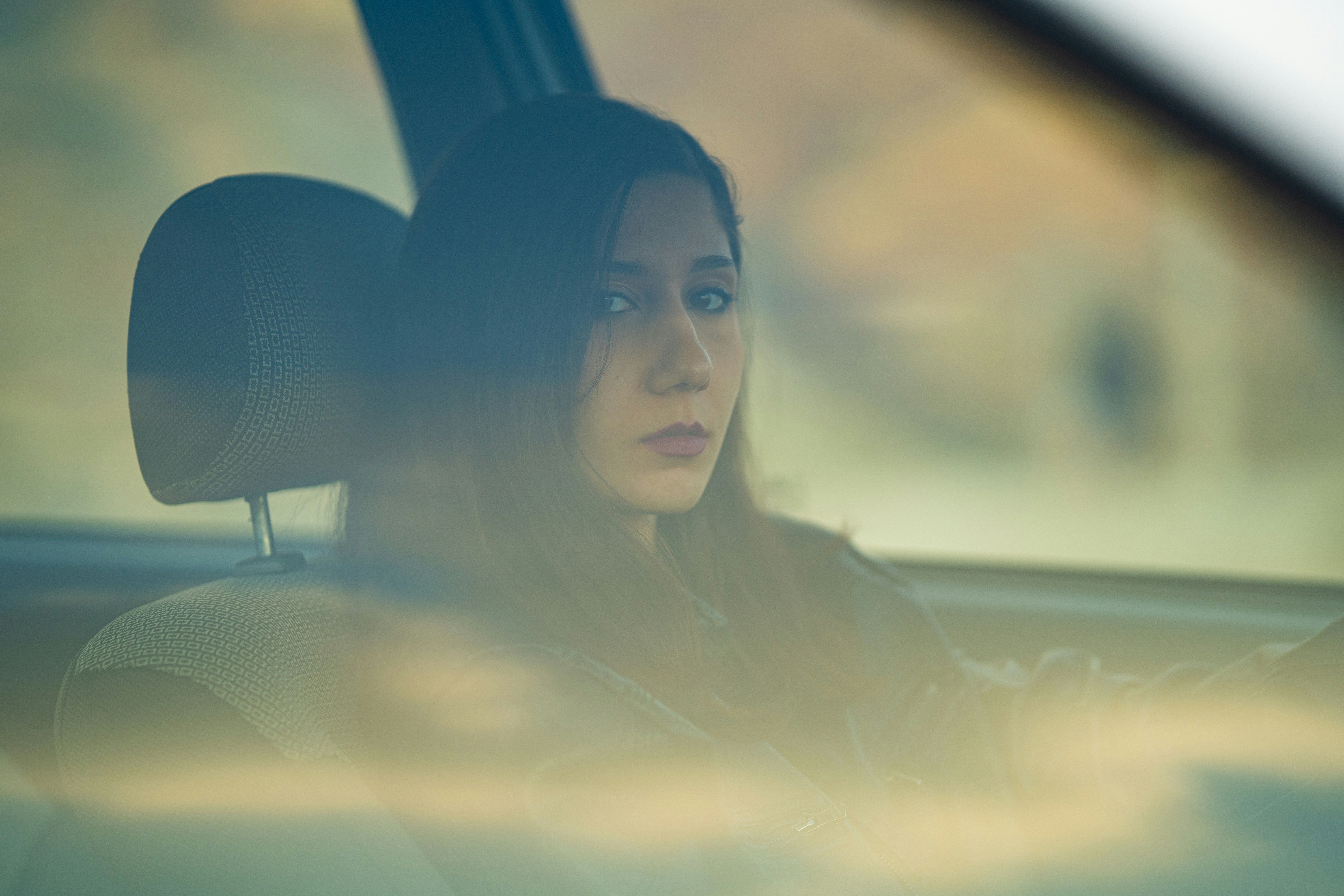 Une femme contrariée au volant | Source : Unsplash