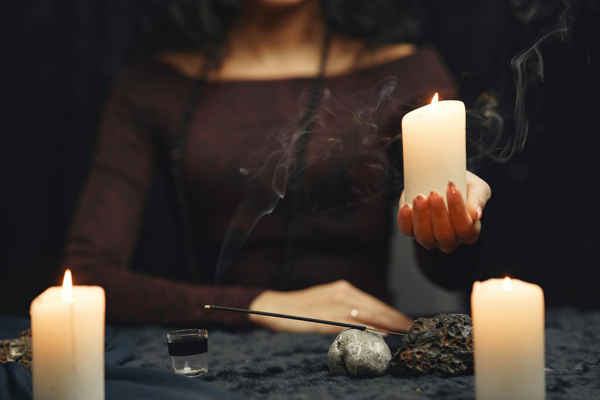 Une femme tenant une bougie | Source : Pexels