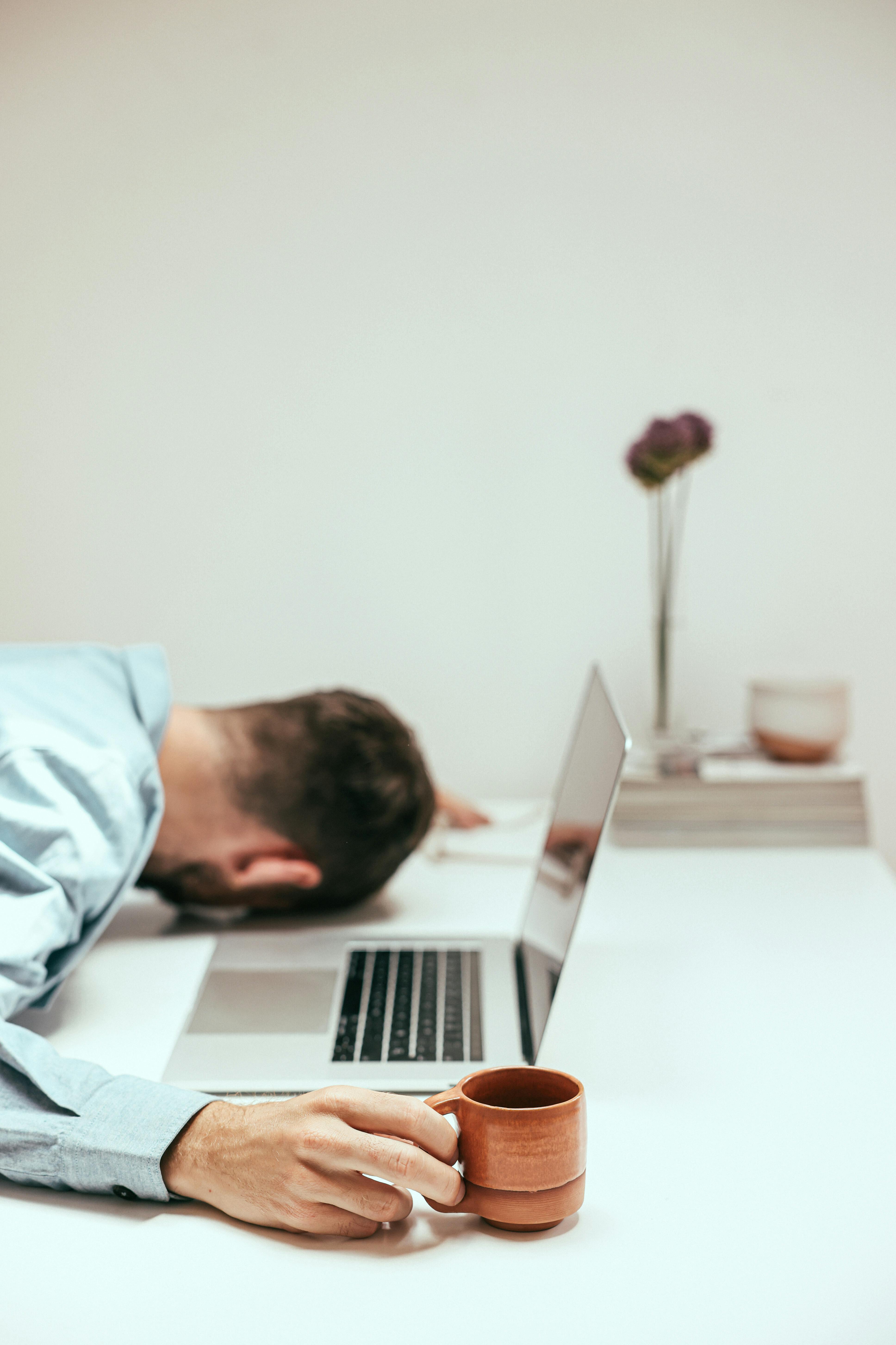 Un homme fatigué au travail | Source : Pexels