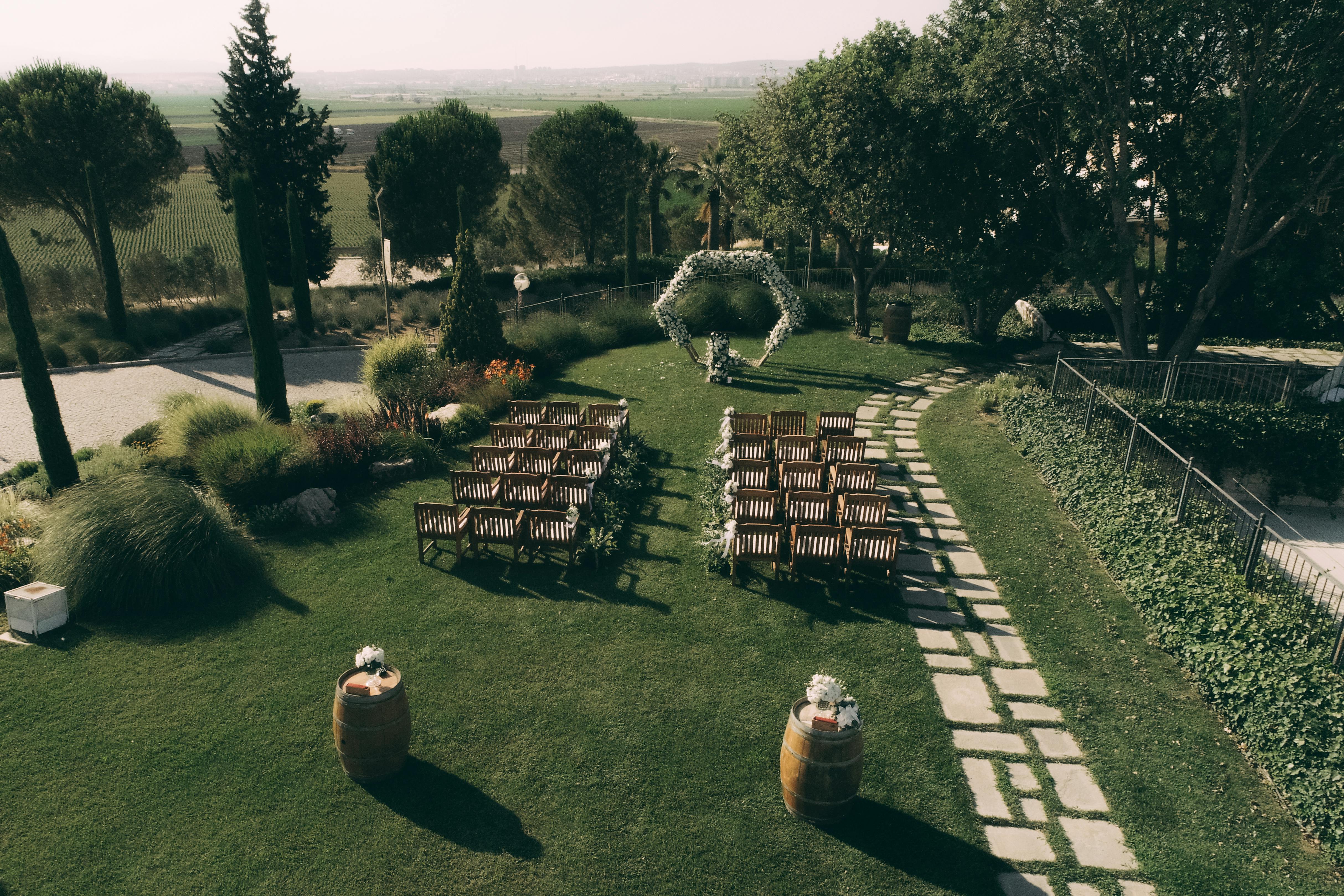 Un jardin préparé pour une cérémonie de mariage | Source : Pexels