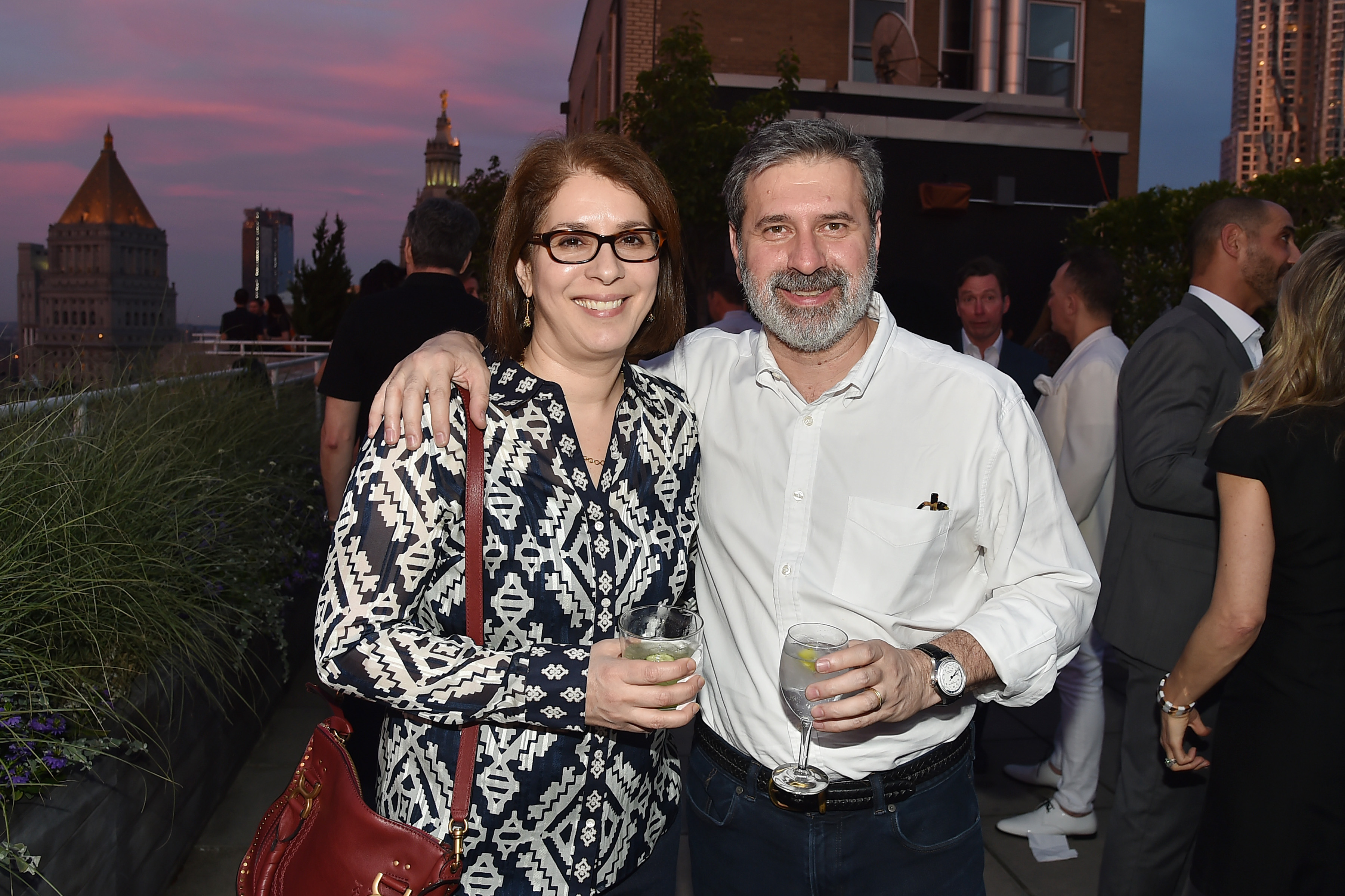 Neda et Christopher Morvillo lors de l'événement Summer Birthday Cocktails For Lawrence Kaplan à New York le 21 juin 2018 | Source : Getty Images