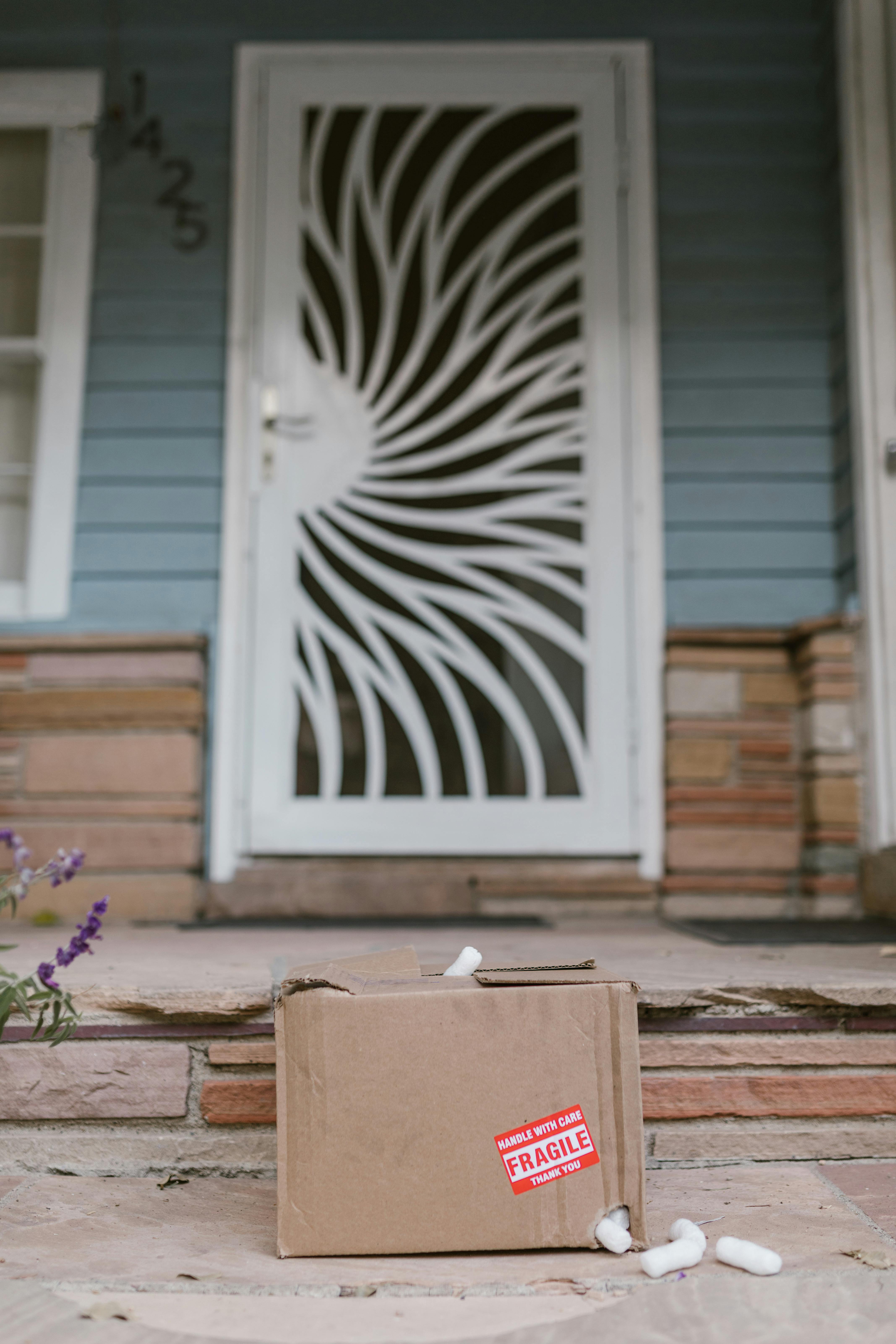 Une boîte en carton sur un porche d'entrée | Source : Pexels