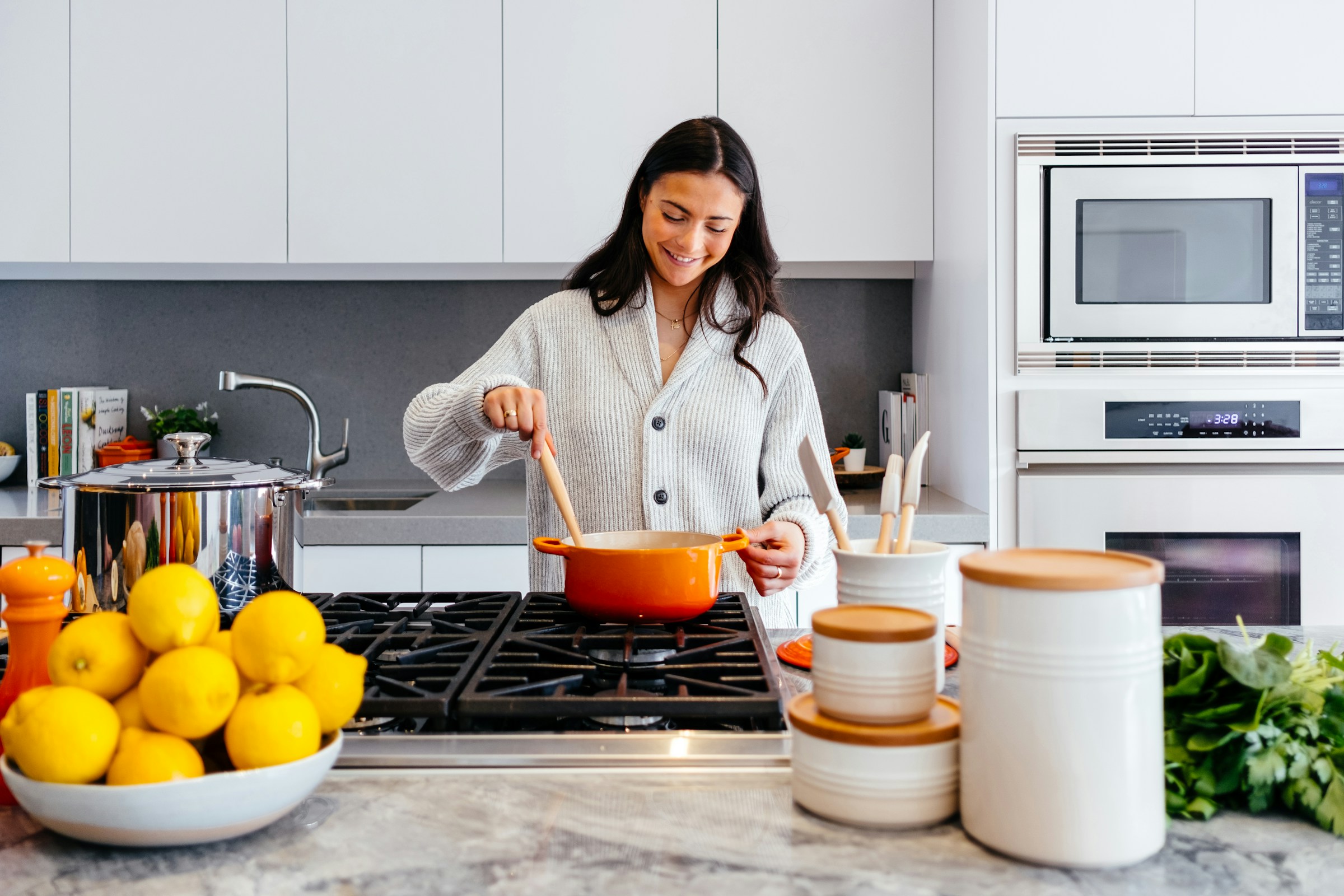 Une femme en train de cuisiner | Source : Unsplash