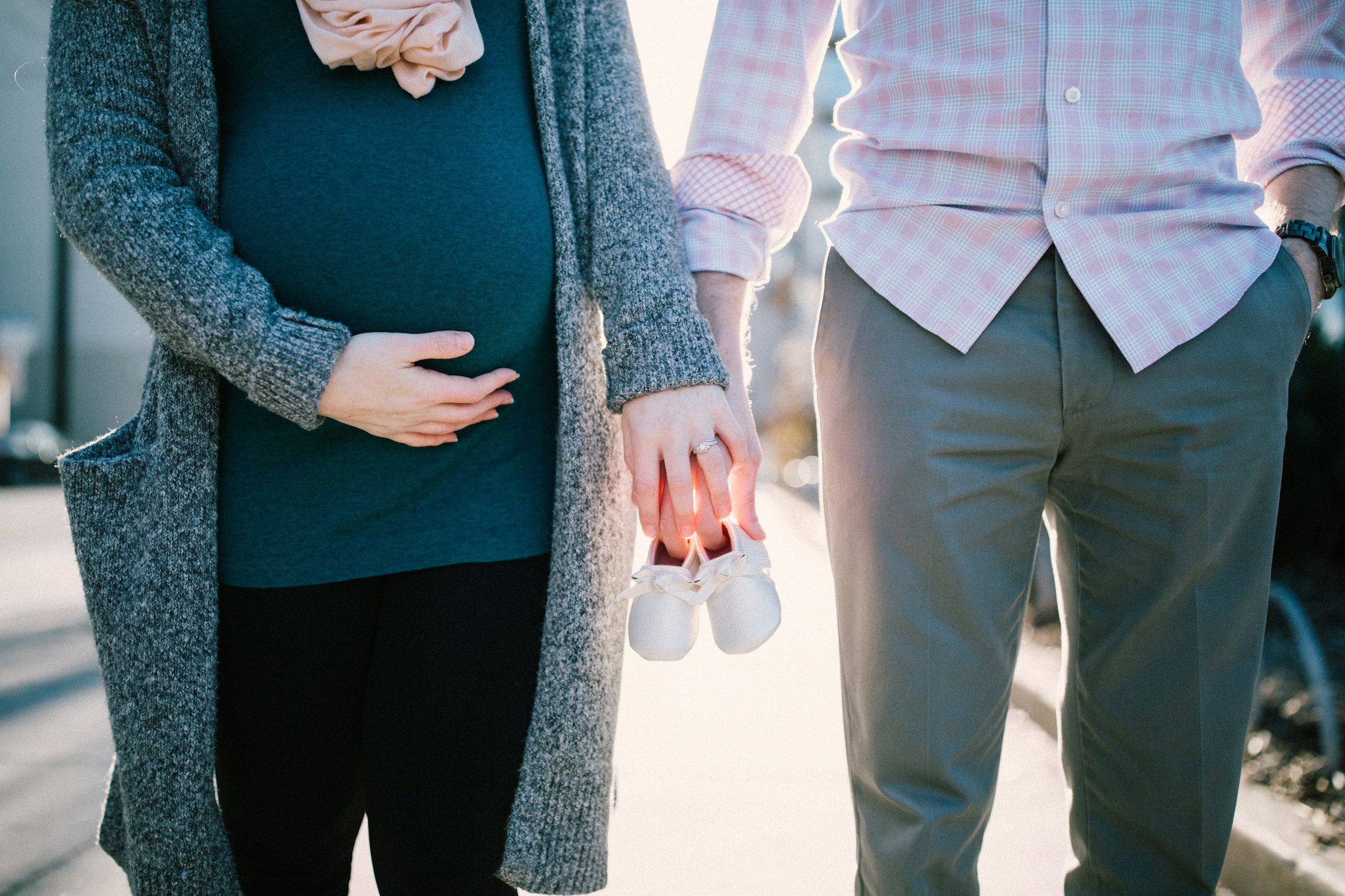 Une femme enceinte avec son partenaire | | Source : Unsplash