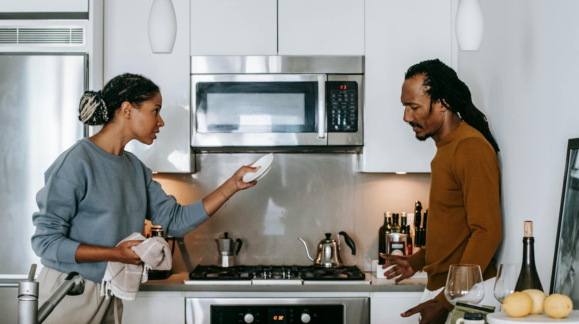 Un couple qui se dispute dans une cuisine | Source : Pexels