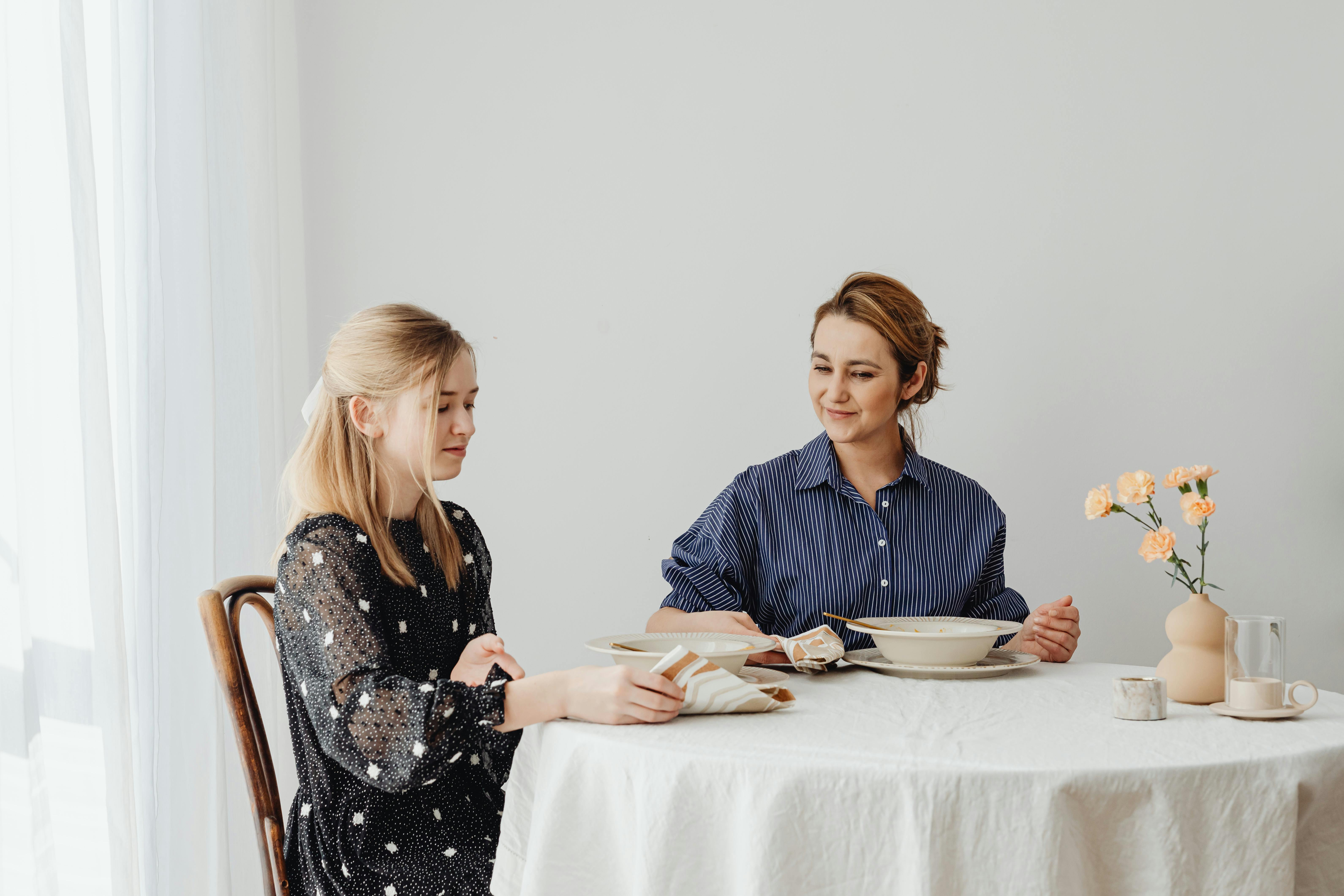 Deux femmes en train de dîner | Source : Pexels