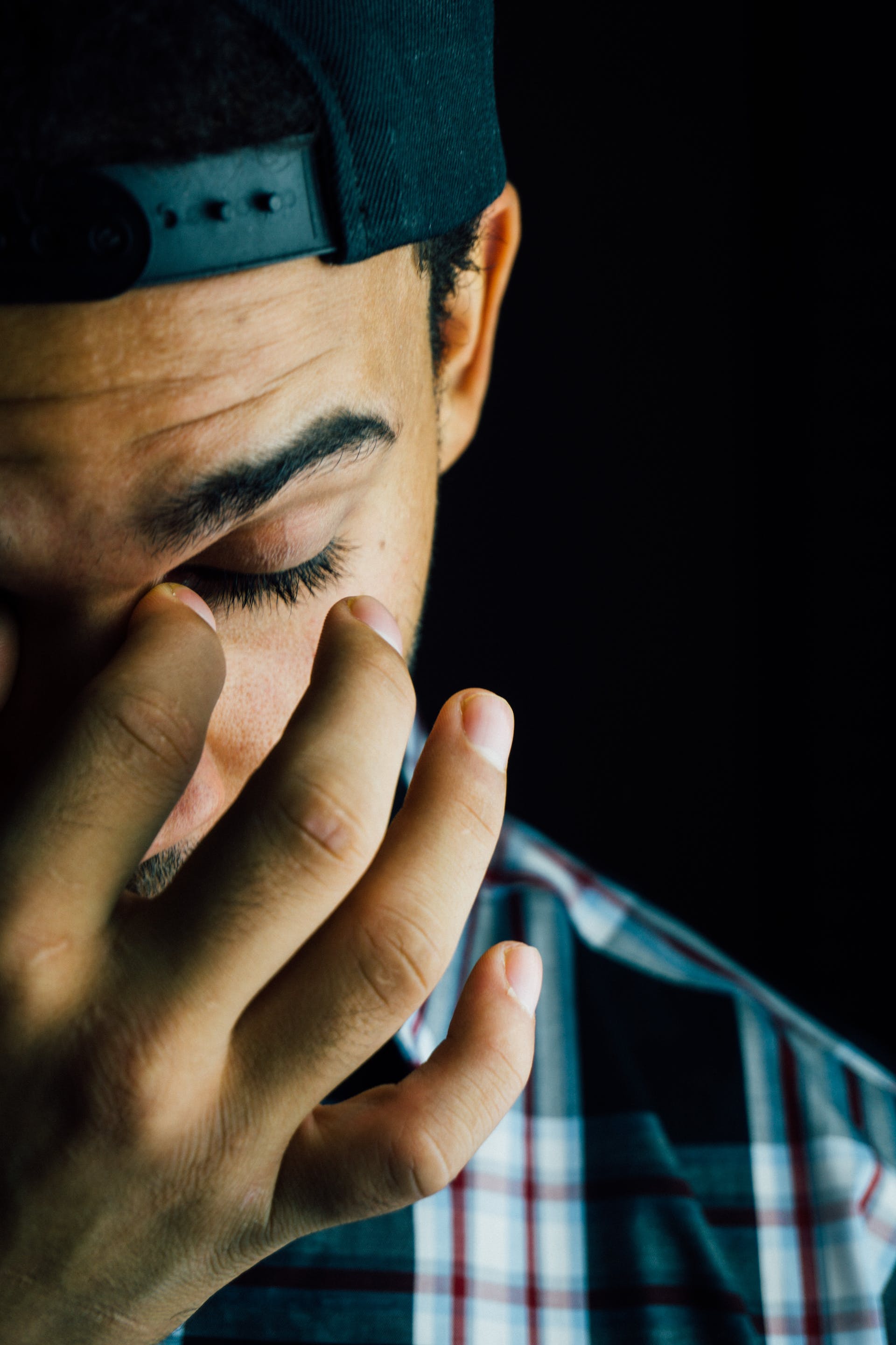 Un hombre llorando | Fuente: Pexels