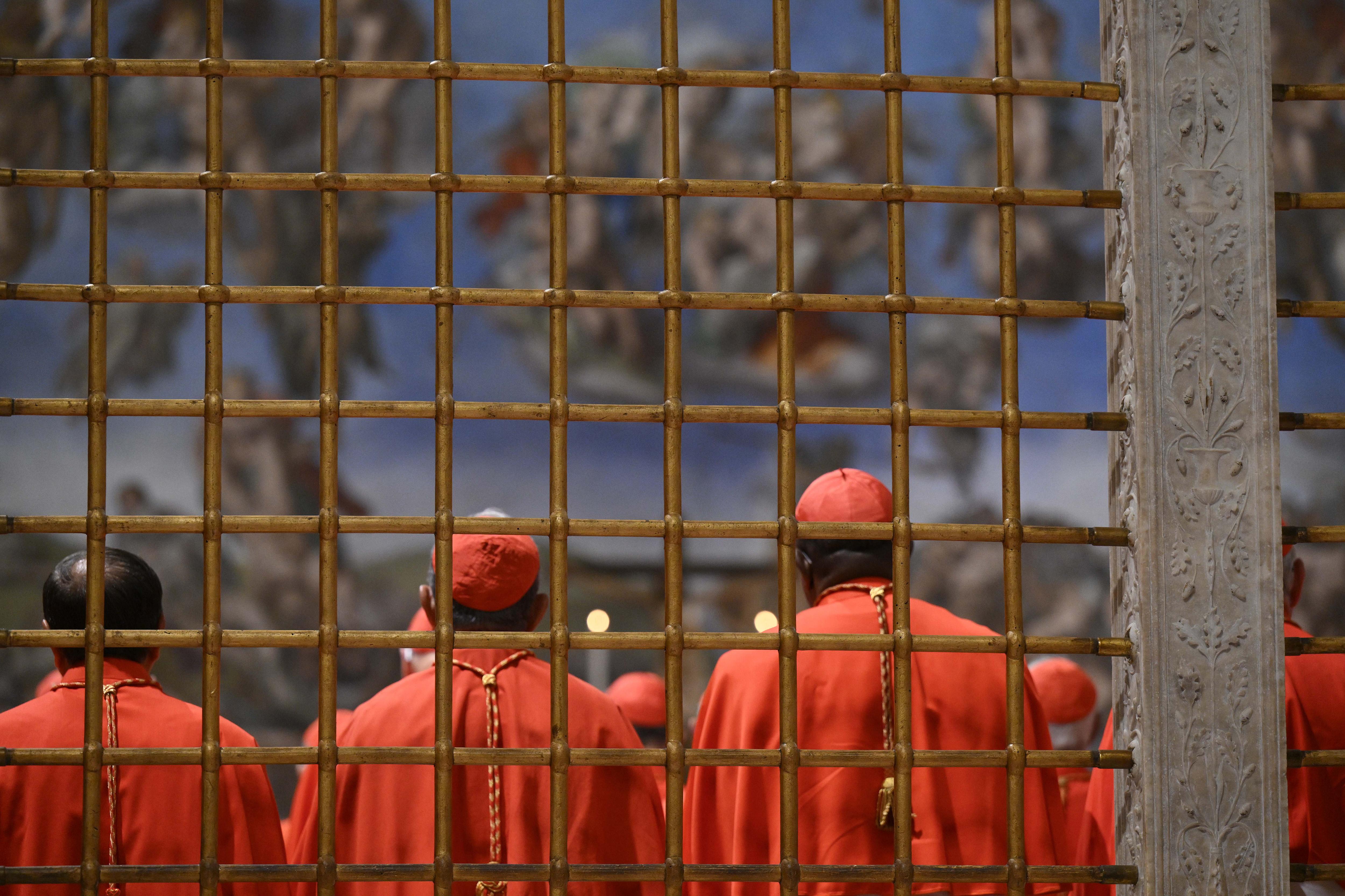 Les cardinaux se rassemblent à l'intérieur de la chapelle Sixtine alors que le conclave papal commence dans la Cité du Vatican le 7 mai 2025 | Source : Getty Images