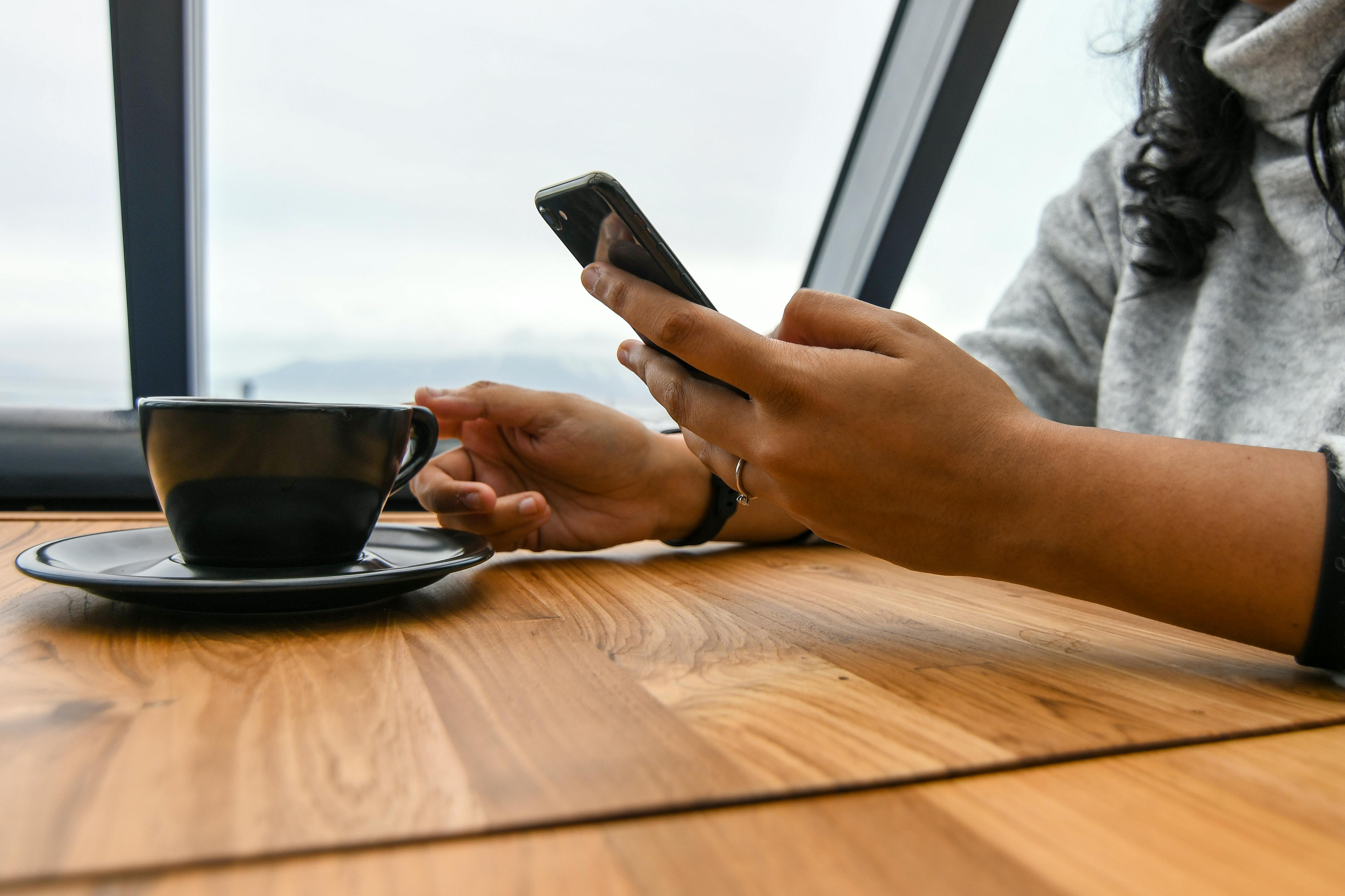 Une femme tenant un téléphone | Source : Pexels