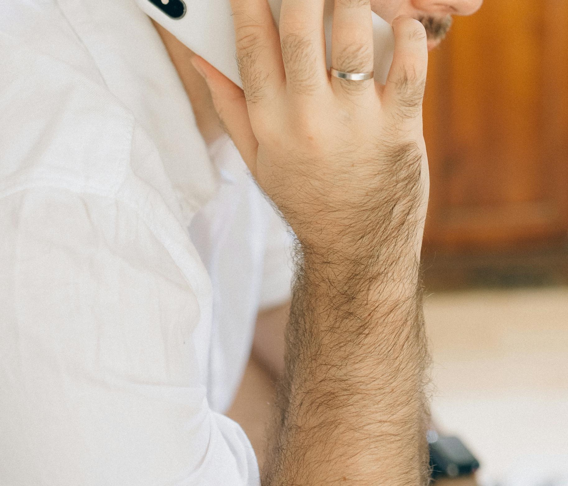 Homme parlant au téléphone | Source : Pexels