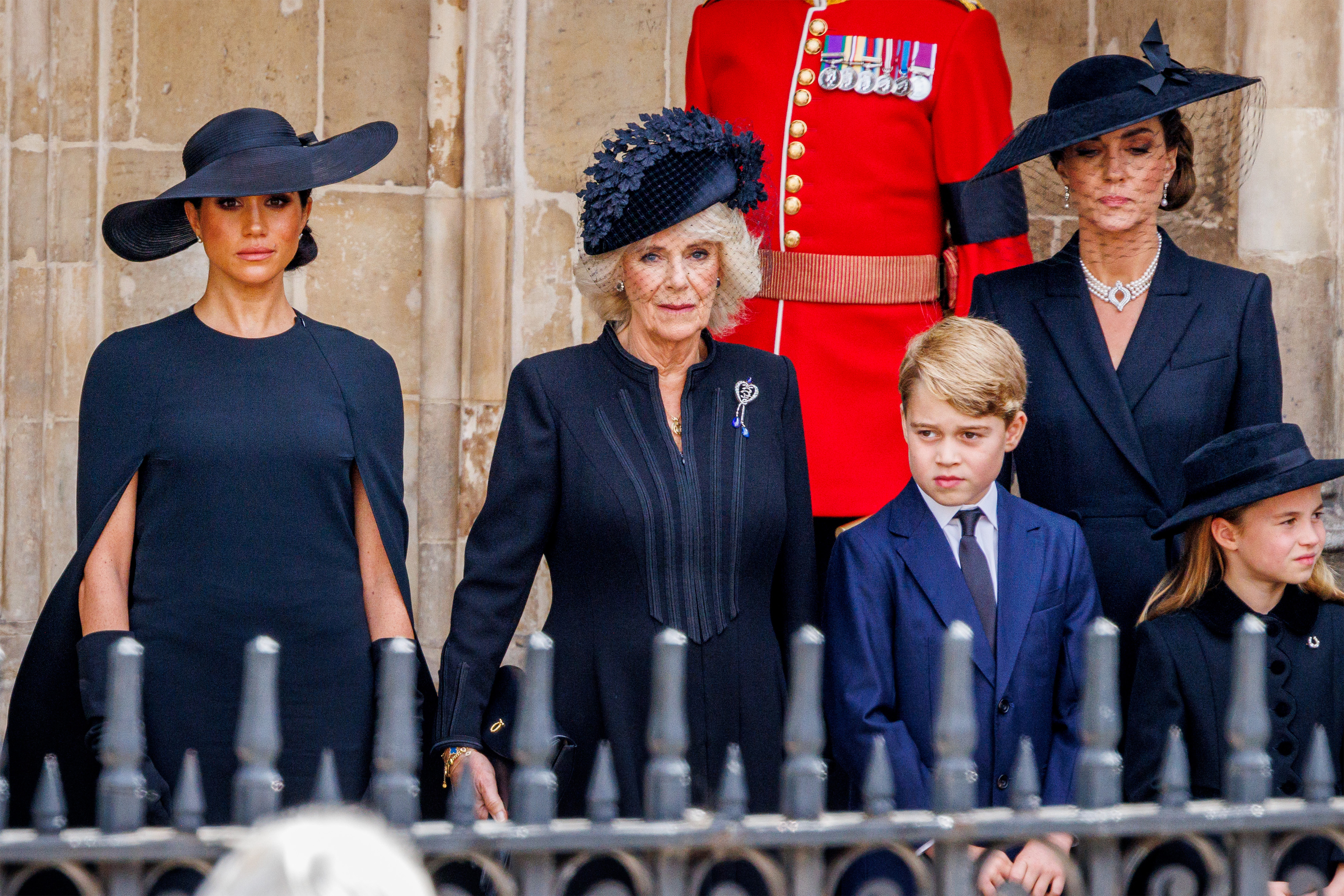 Meghan Markle, la reine Camilla, le prince George, la princesse Charlotte et la princesse Catherine lors des funérailles nationales de la reine Élisabeth II à l'abbaye de Westminster, le 19 septembre 2022 à Londres, en Angleterre | Source : Getty Images