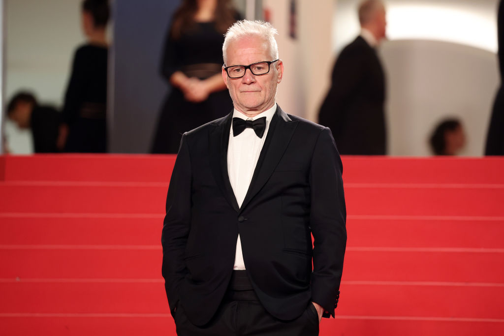 Le président du Festival de Cannes, Thierry Frémaux, assiste à la montée des marches de "La Jeune Fille à l'aiguille" lors de la 77e édition du Festival de Cannes, au Palais des Festivals, le 15 mai 2024 à Cannes, en France. | Source : Getty Images