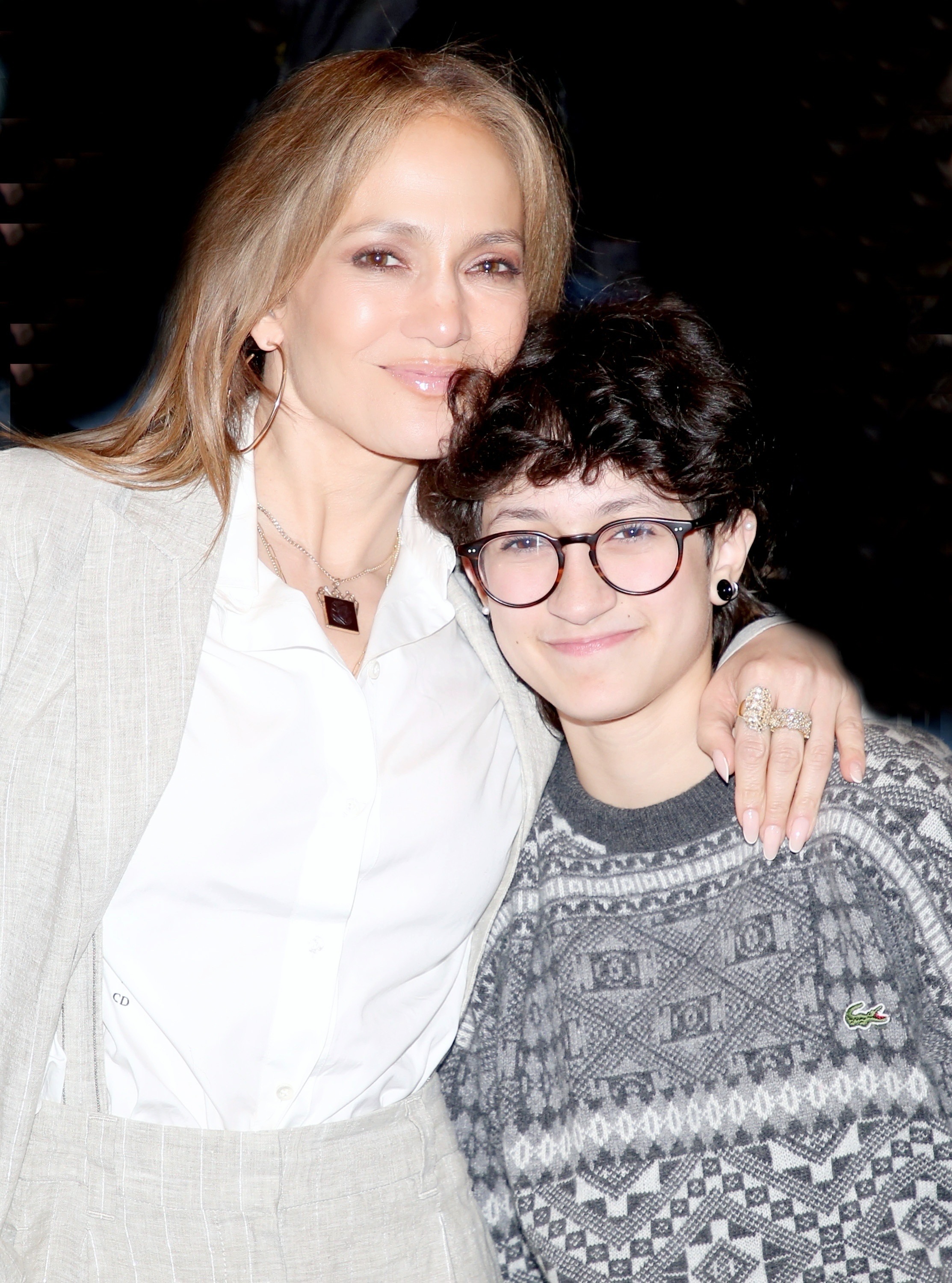 Jennifer Lopez et Emme Maribel Muñiz Anthony posent dans les coulisses de la nouvelle comédie musicale « Buena Vista Social Club » à Broadway, au Schoenfeld Theatre, le 5 avril 2025 à New York | Source : Getty Images
