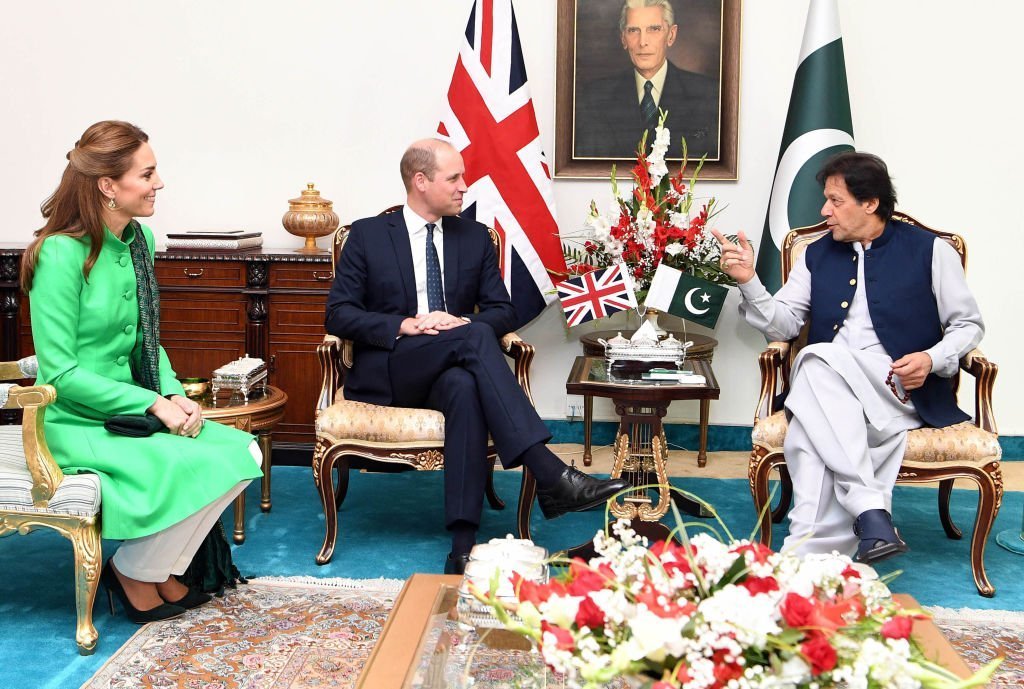 Le Prince William et Kate Middleton rencontrent le Premier ministre du Pakistan, Imran Khan, à sa résidence officielle. | Photo : Getty Images