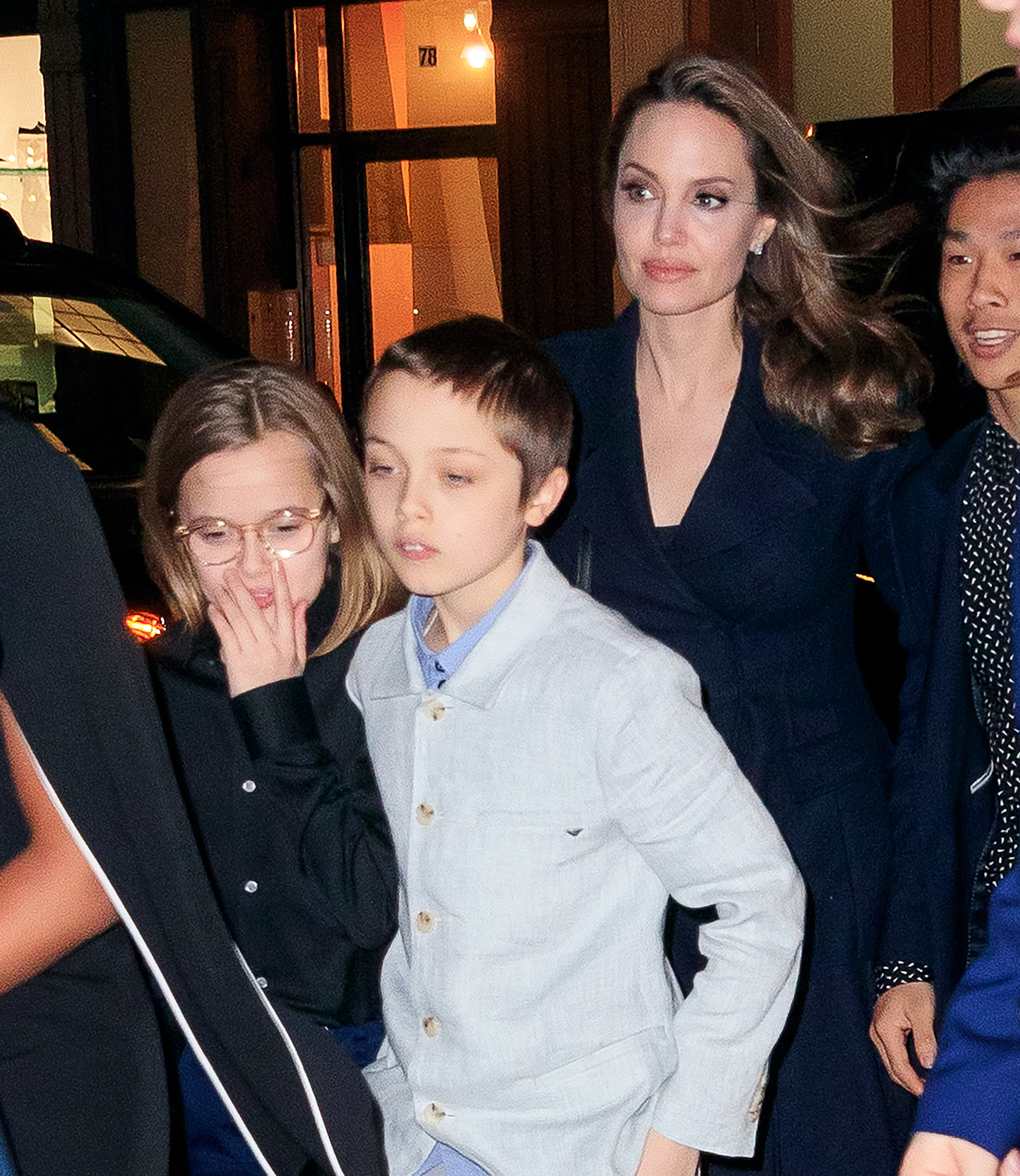 Knox Jolie-Pitt avec sa mère et ses frères et sœurs lors de la projection du film "Le garçon qui harnachait le vent", le 25 février 2019, à New York. | Source : Getty Images