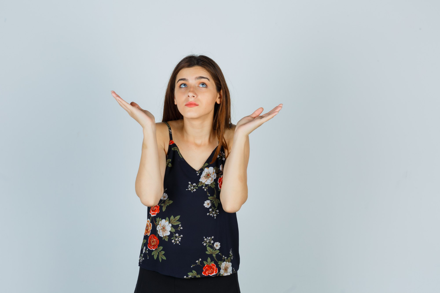 Une femme haussant les épaules | Source : Freepik