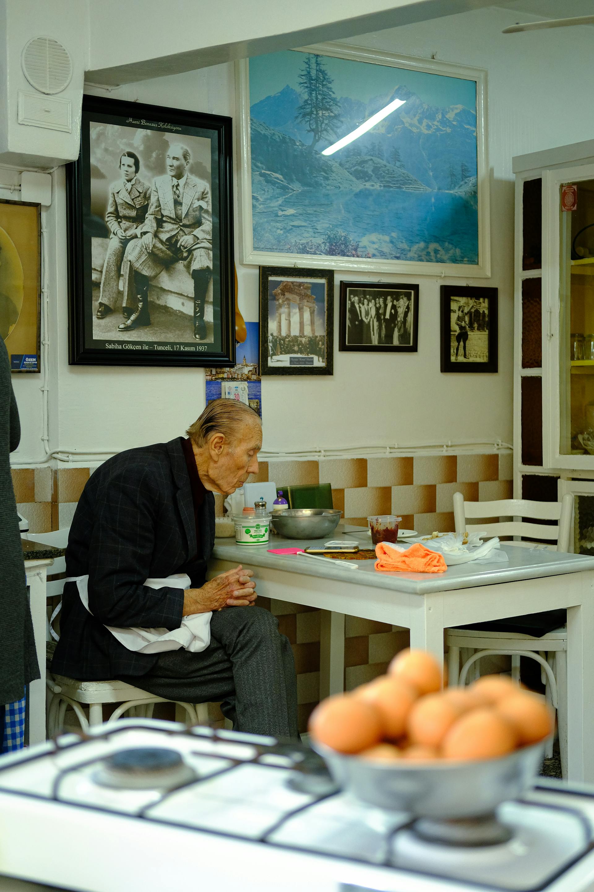 Un vieil homme assis à une table | Source : Pexels