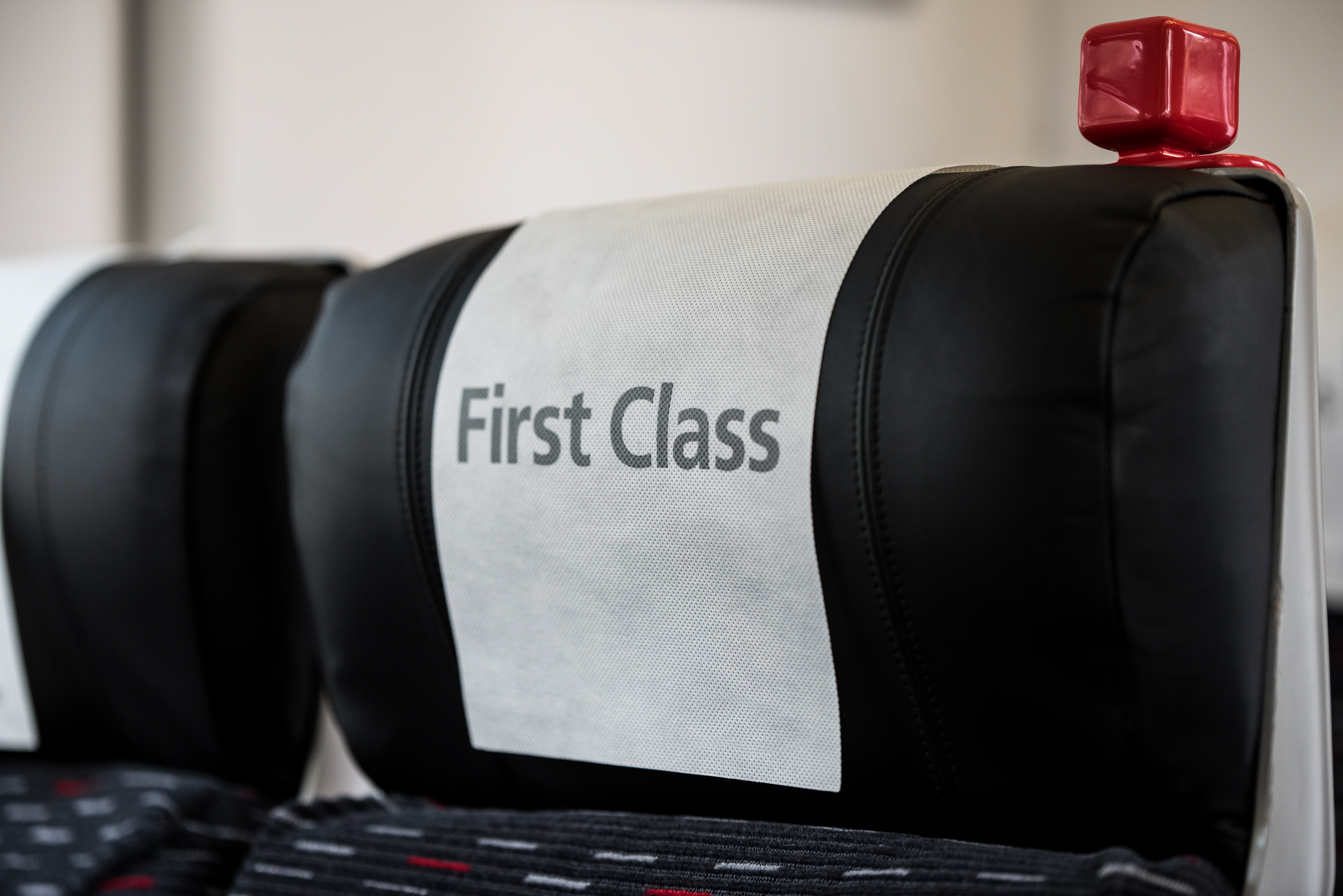 Un siège de train avec un panneau indiquant "première classe" | Source : Shutterstock