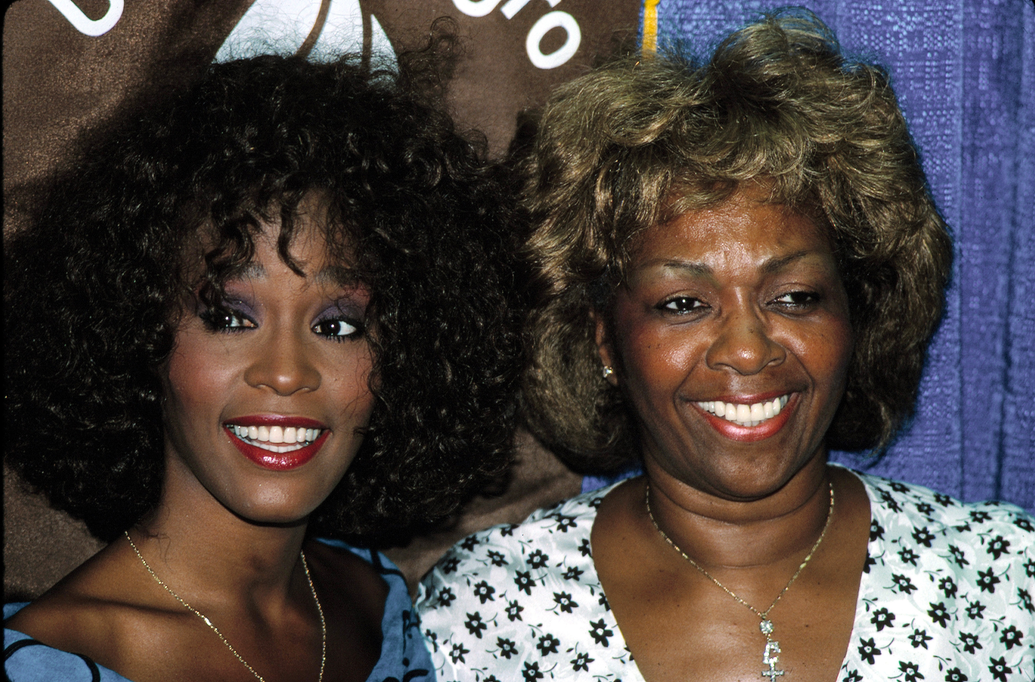 Whitney Houston et sa mère, Cissy, à New York, juillet 1988 | Source : Getty Images