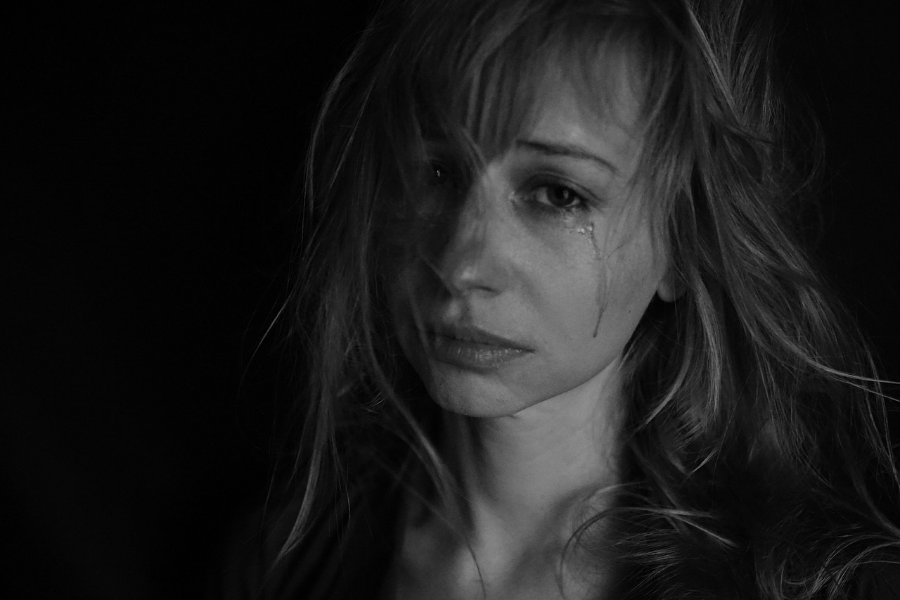 Une jeune femme qui pleure | Source : Pixabay